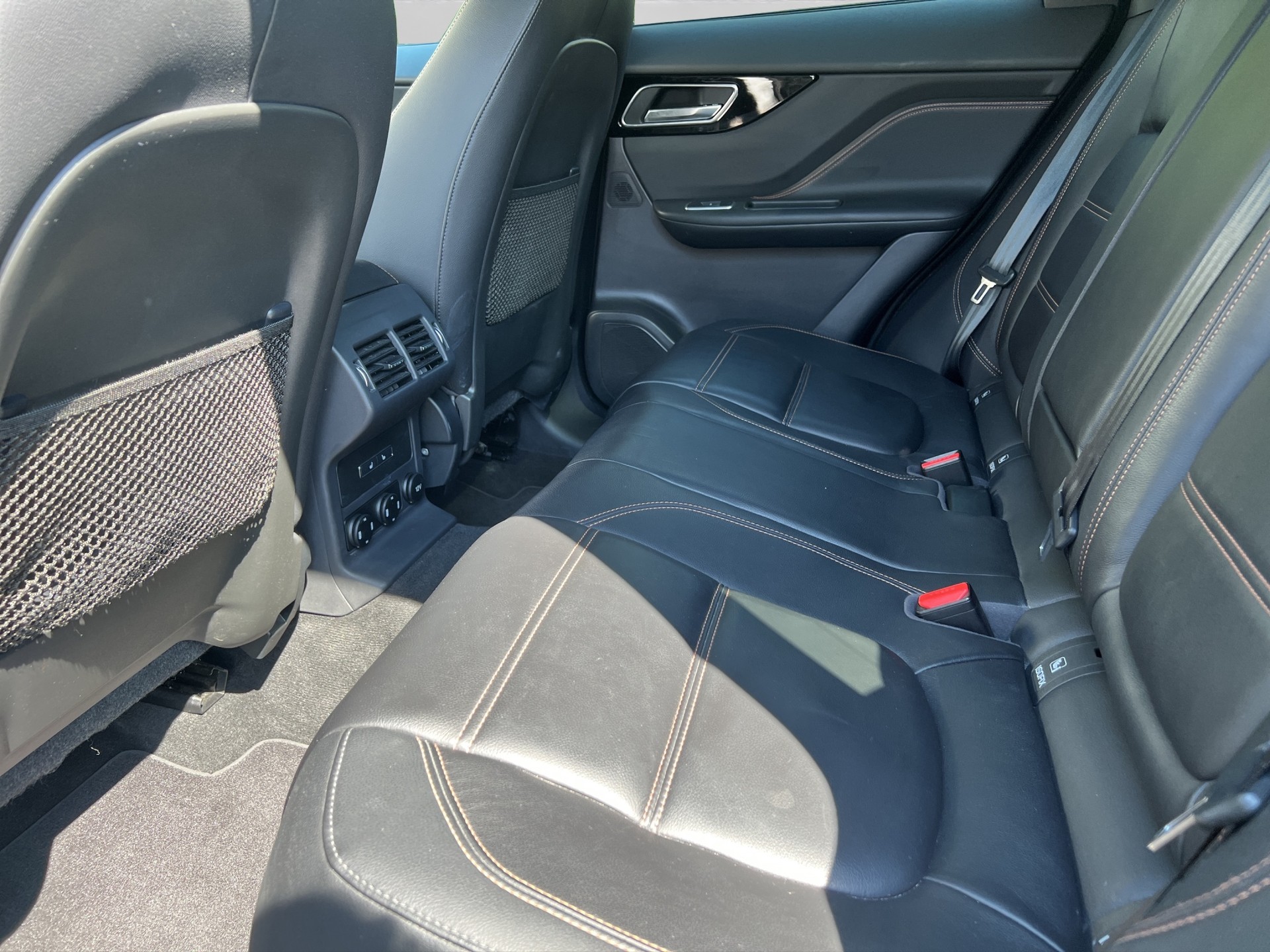 JAGUAR F-Pace 25t 2.0 Pure AWD Automatik-image-9