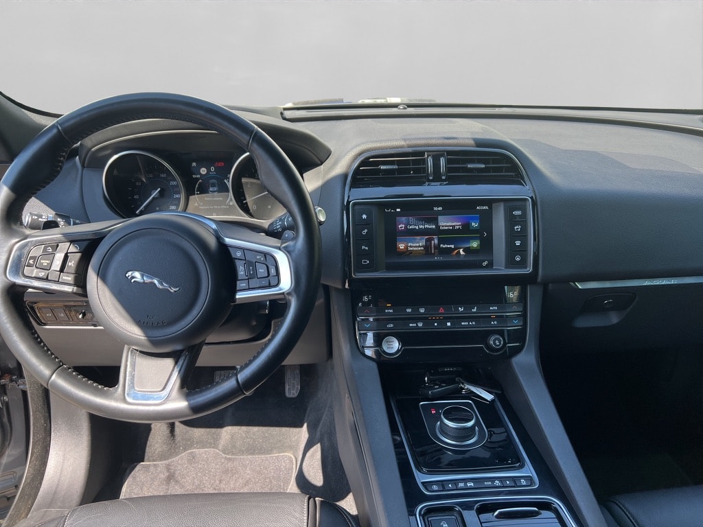 JAGUAR F-Pace 25t 2.0 Pure AWD Automatik-image-11