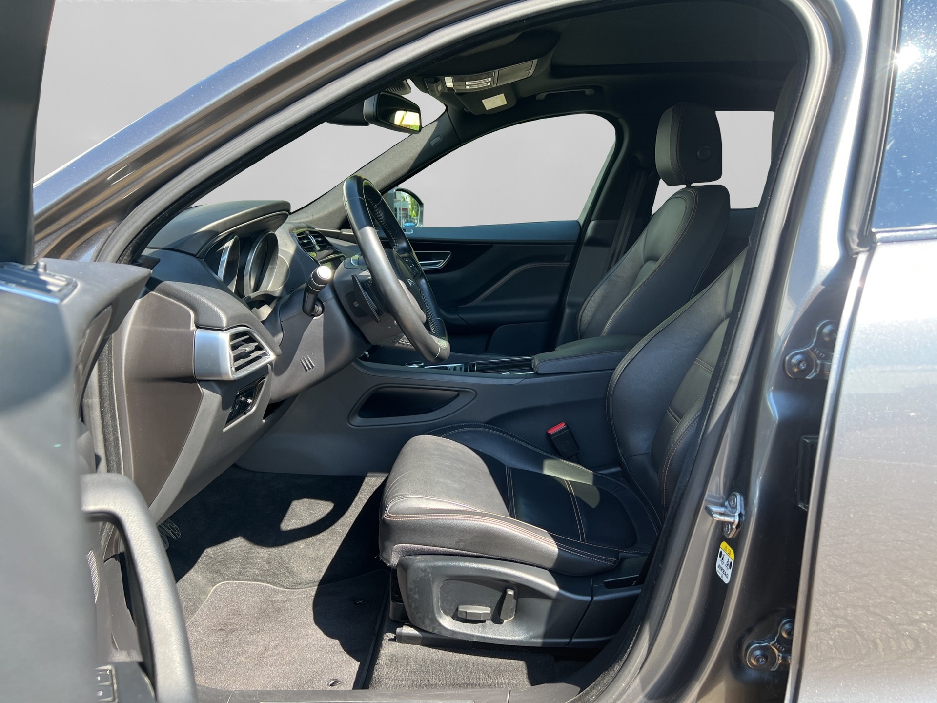 JAGUAR F-Pace 25t 2.0 Pure AWD Automatik-image-8