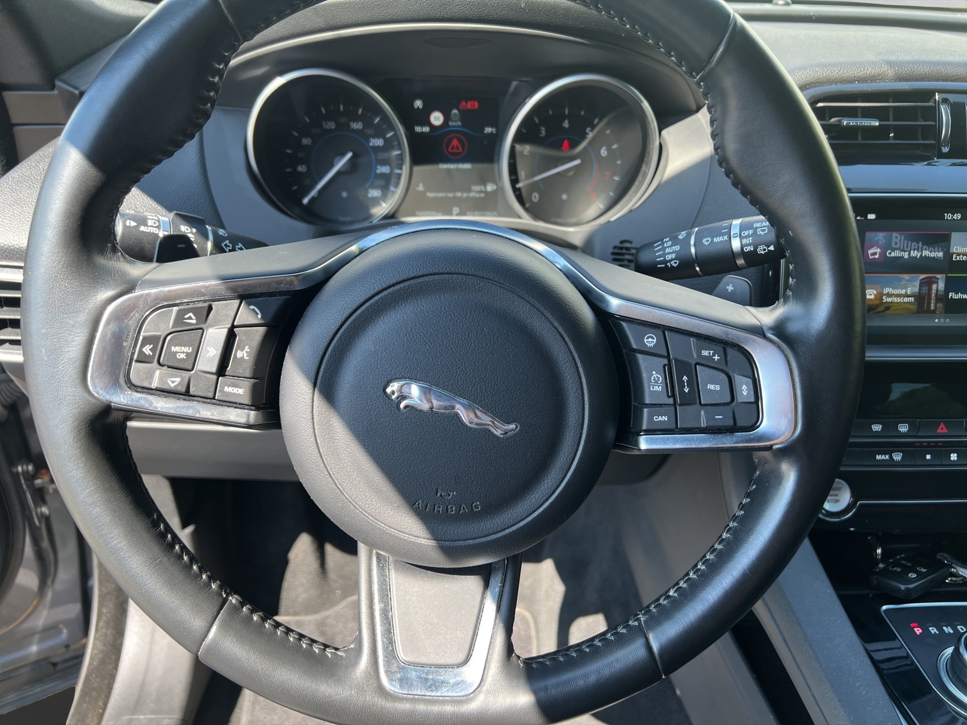 JAGUAR F-Pace 25t 2.0 Pure AWD Automatik-image-13