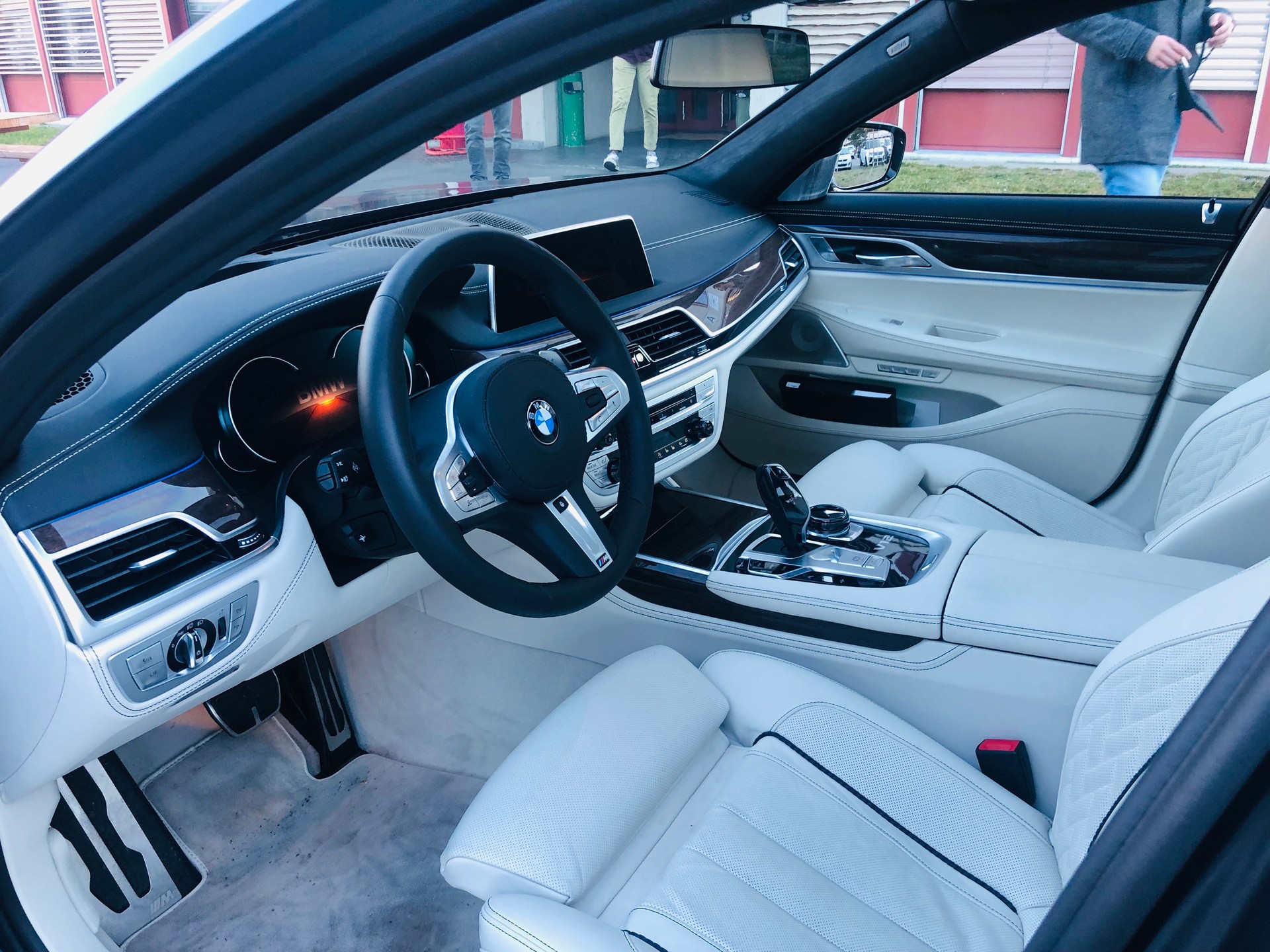 BMW M760Li xDrive Steptronic-image-2