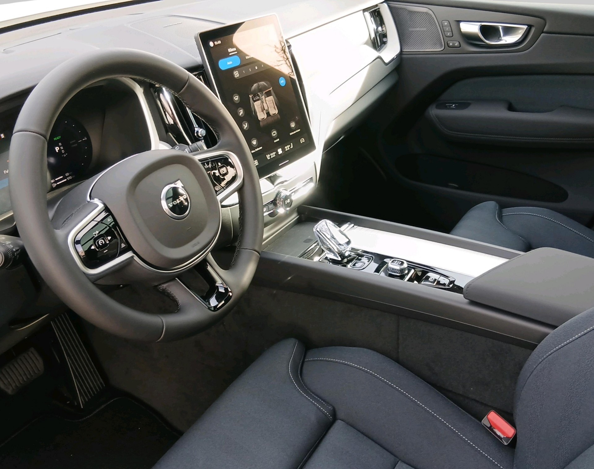 VOLVO XC60 2.0 T6 TE Plus Dark eAWD-image-3