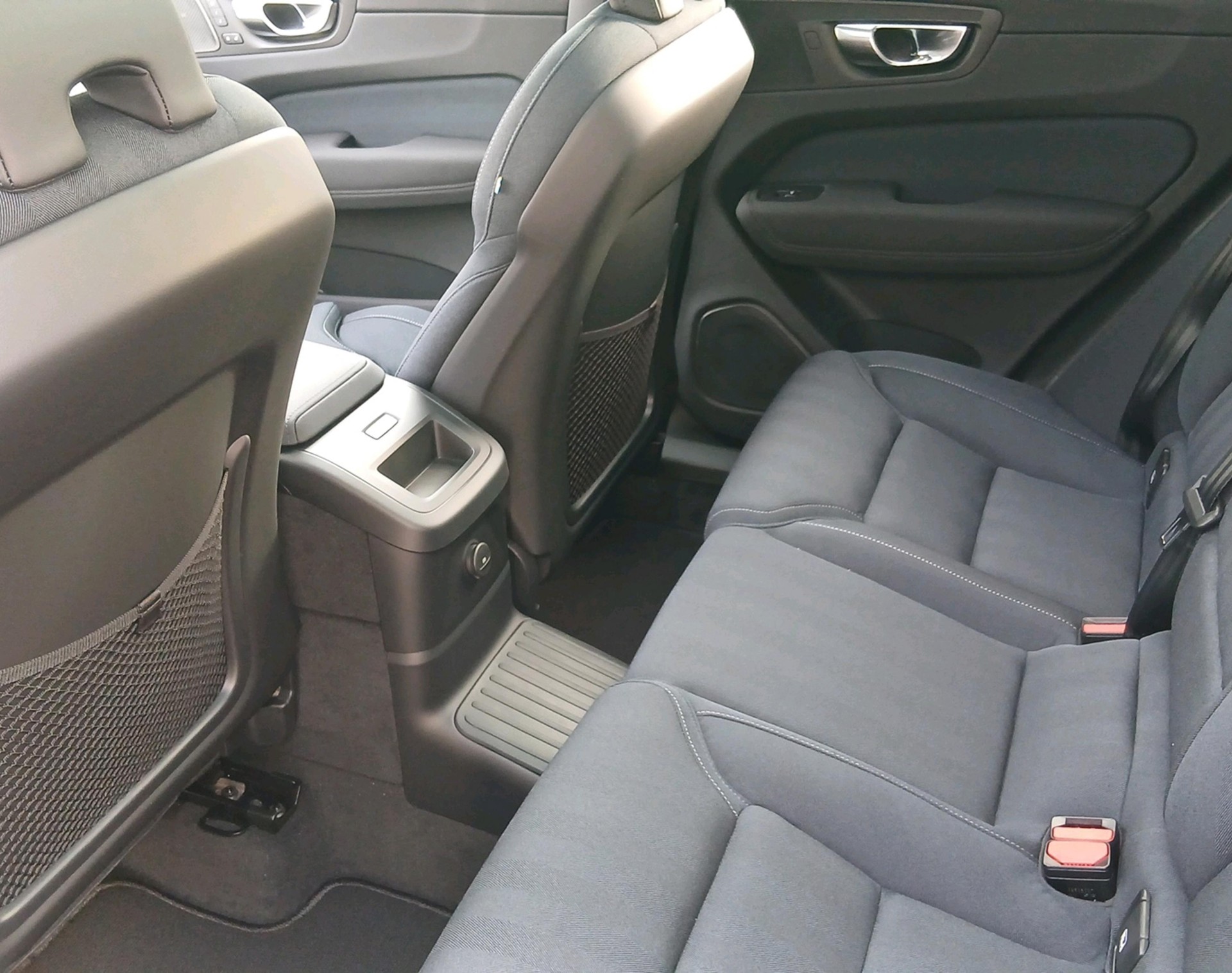 VOLVO XC60 2.0 T6 TE Plus Dark eAWD-image-4