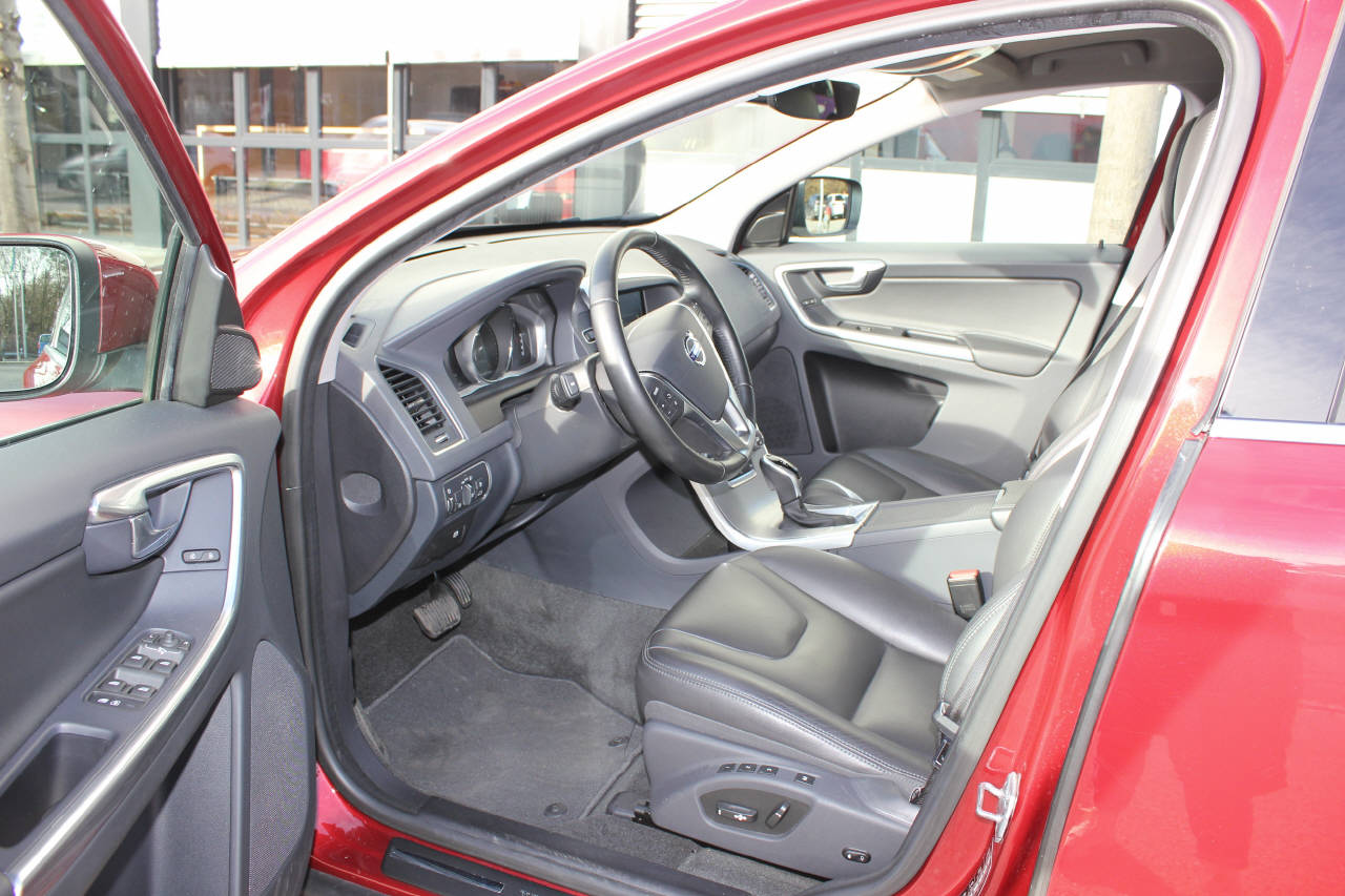VOLVO XC60 2.4 D5 Kinetic AWD S/S-image-4
