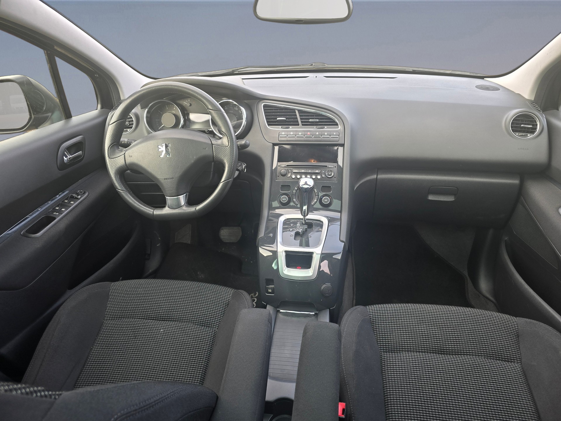 PEUGEOT 5008 1.6 16V T Allure Automatic-image-12