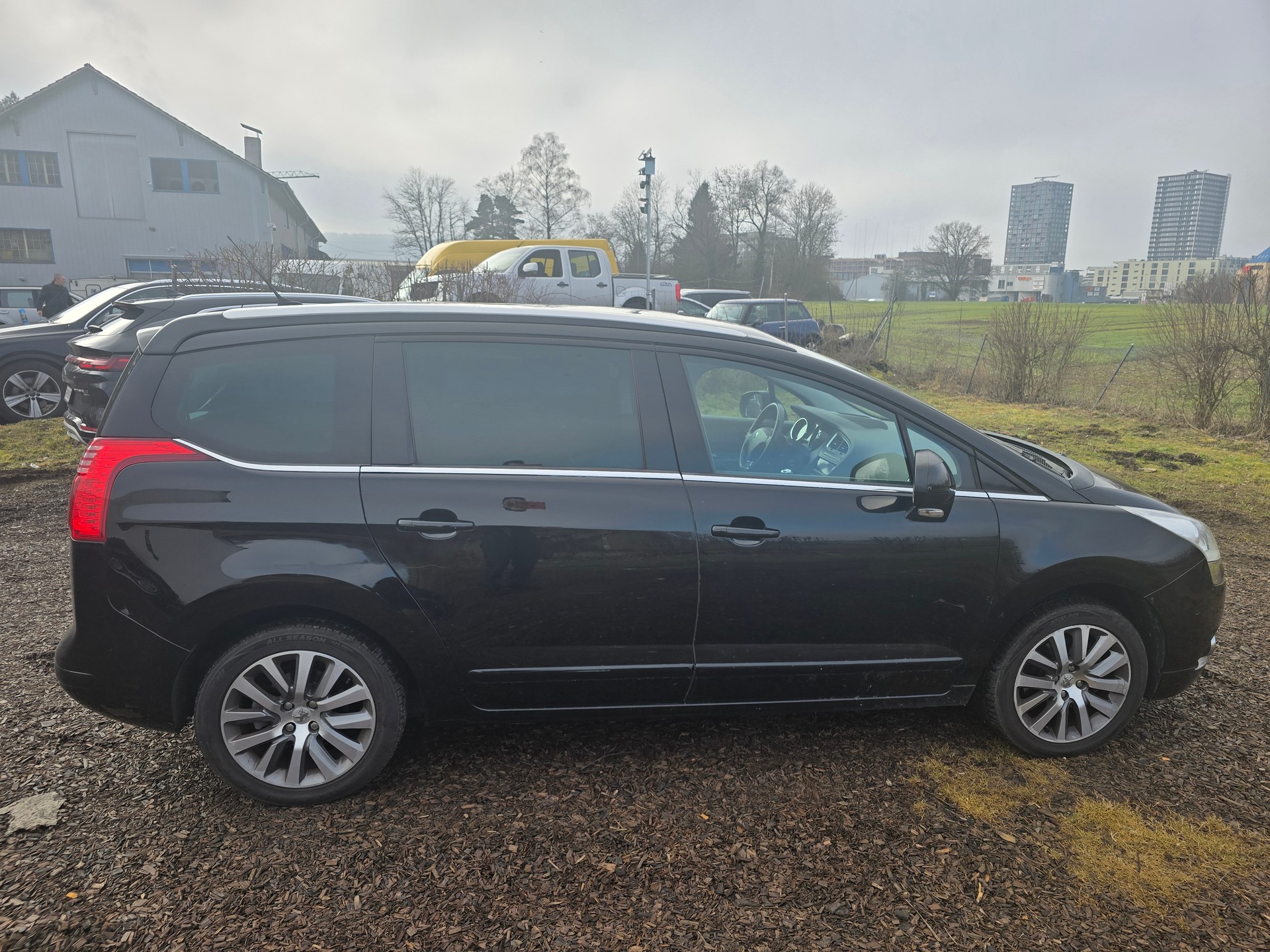 PEUGEOT 5008 1.6 16V T Allure Automatic-image-5