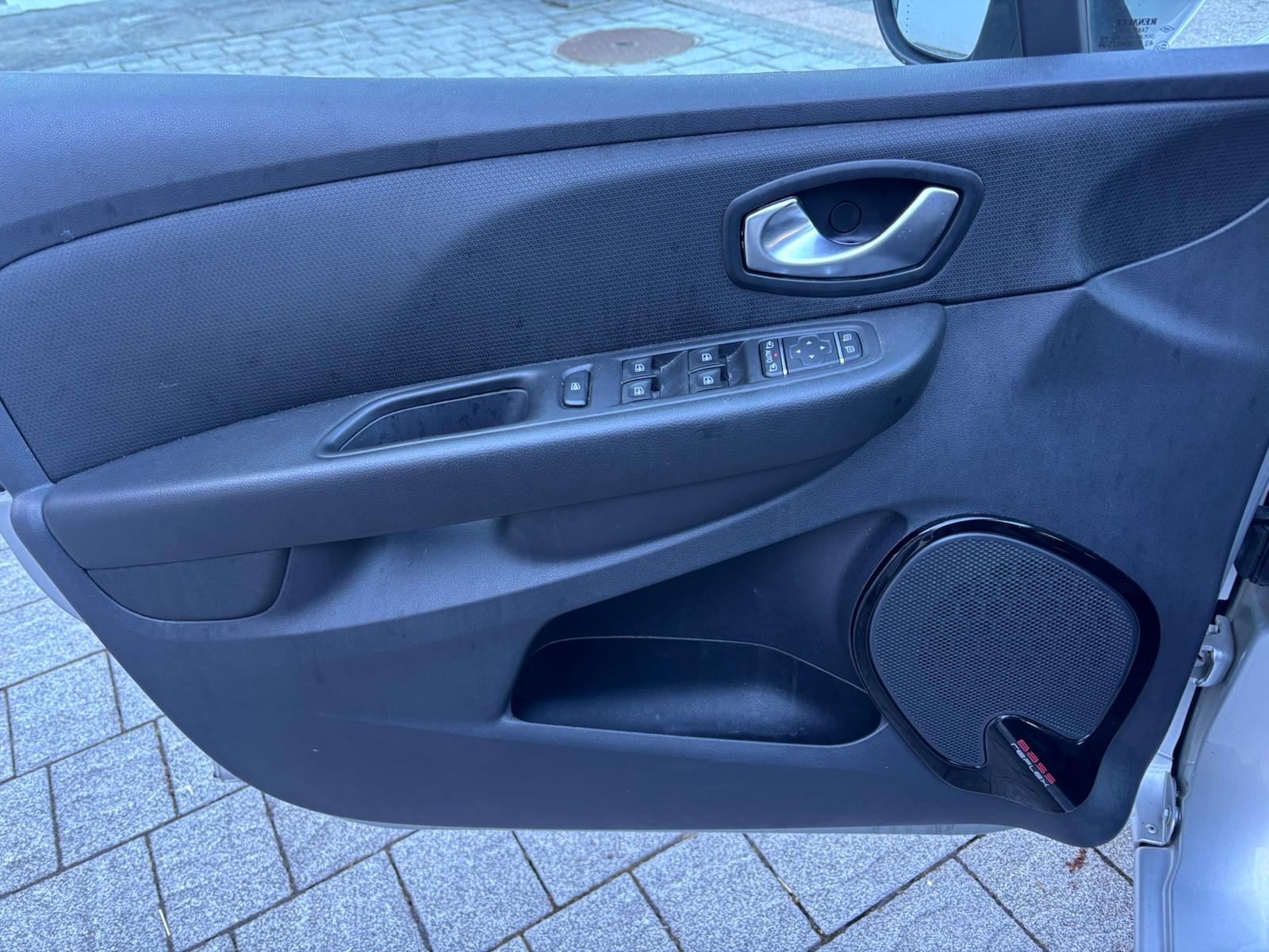 RENAULT Clio 1.2 16V T Intens-image-8