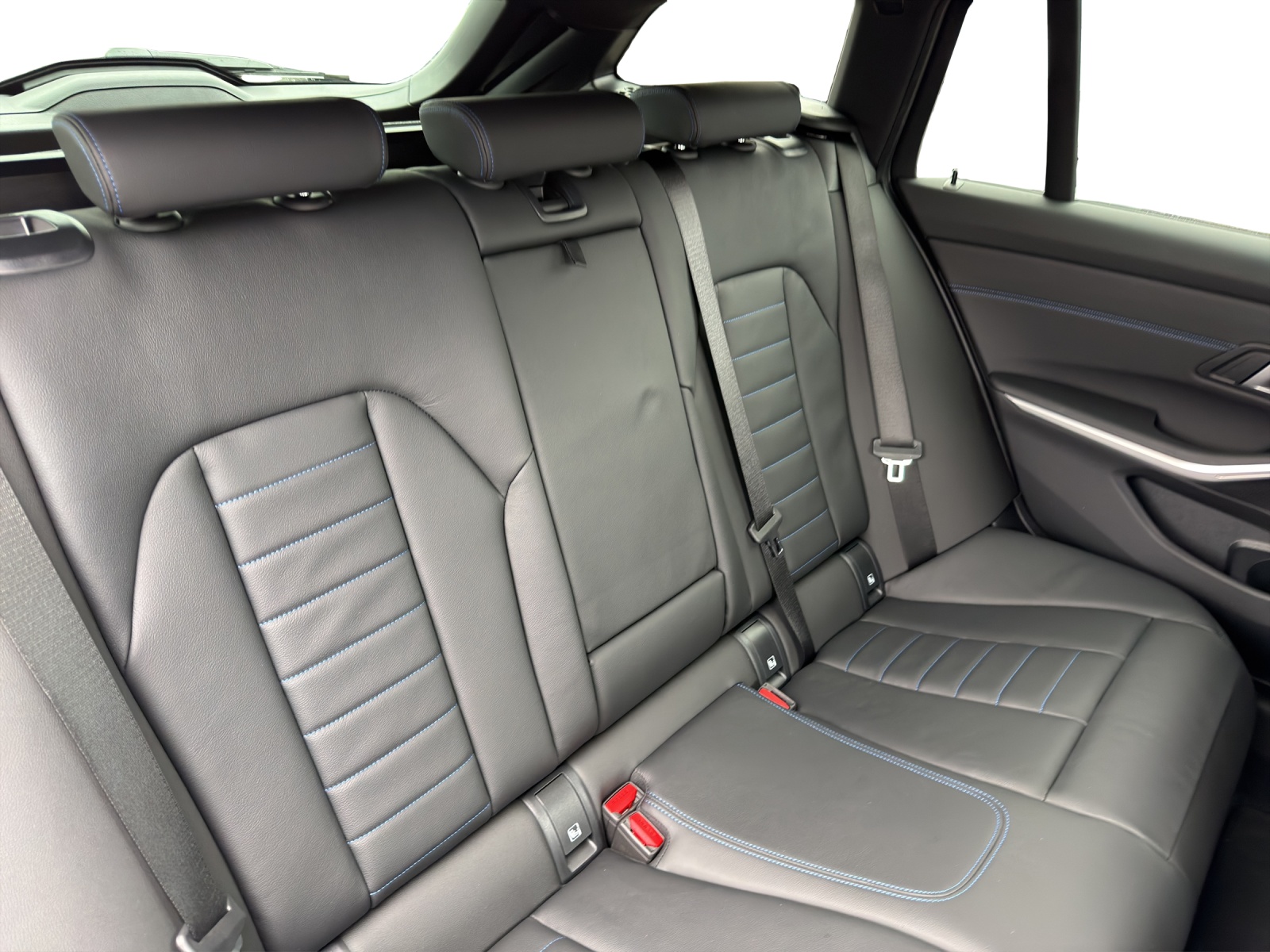 BMW 320d xDrive 48V Touring Steptronic M Sport-image-15