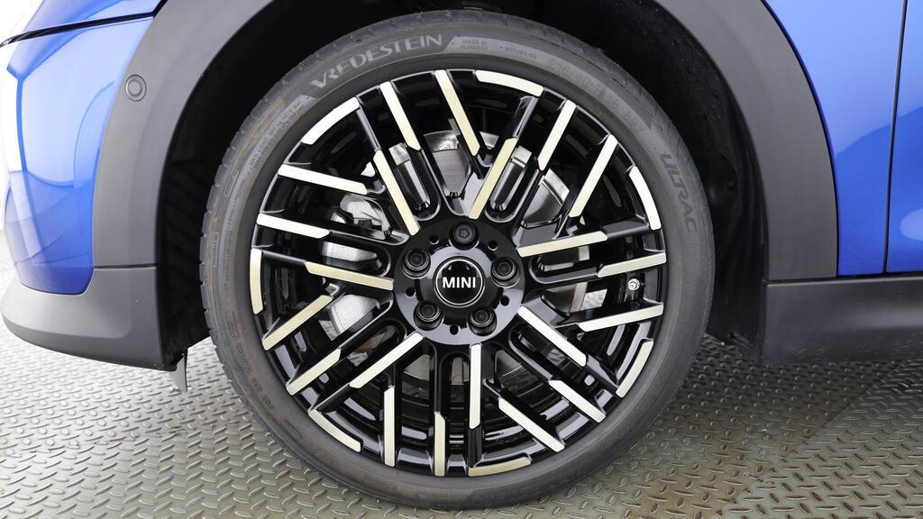 MINI Cooper S Cabrio-image-9