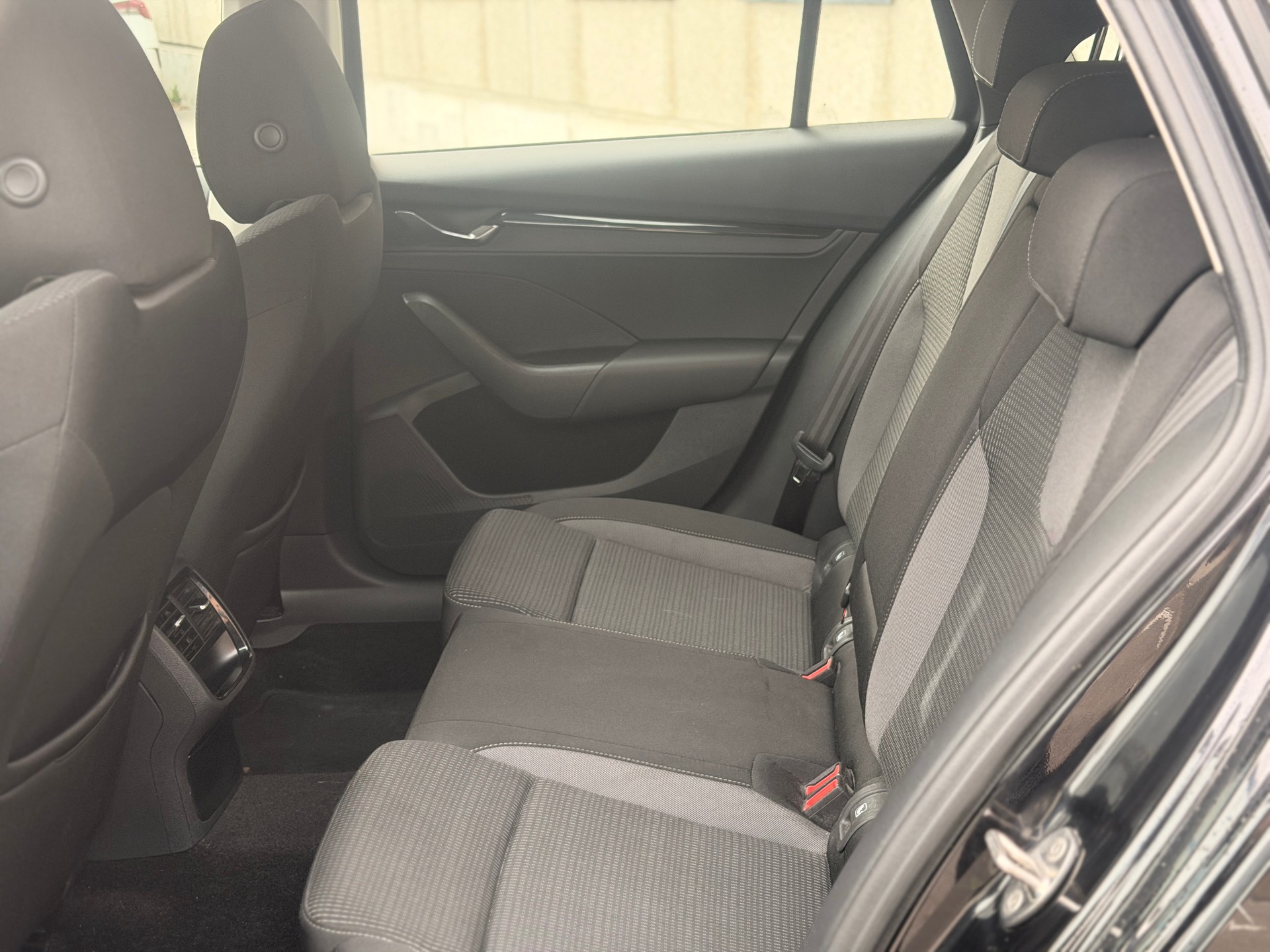 SKODA Octavia Combi 2.0 TDI DSG Ambition 4x4-image-18