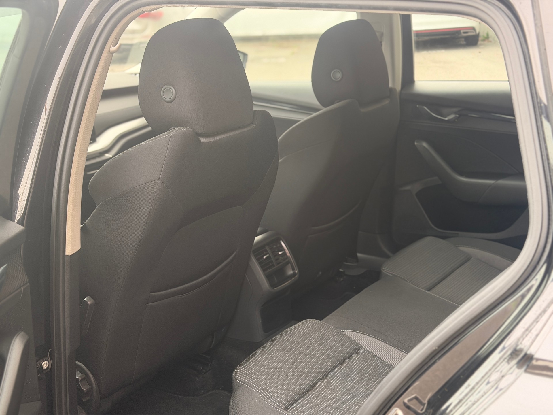 SKODA Octavia Combi 2.0 TDI DSG Ambition 4x4-image-19