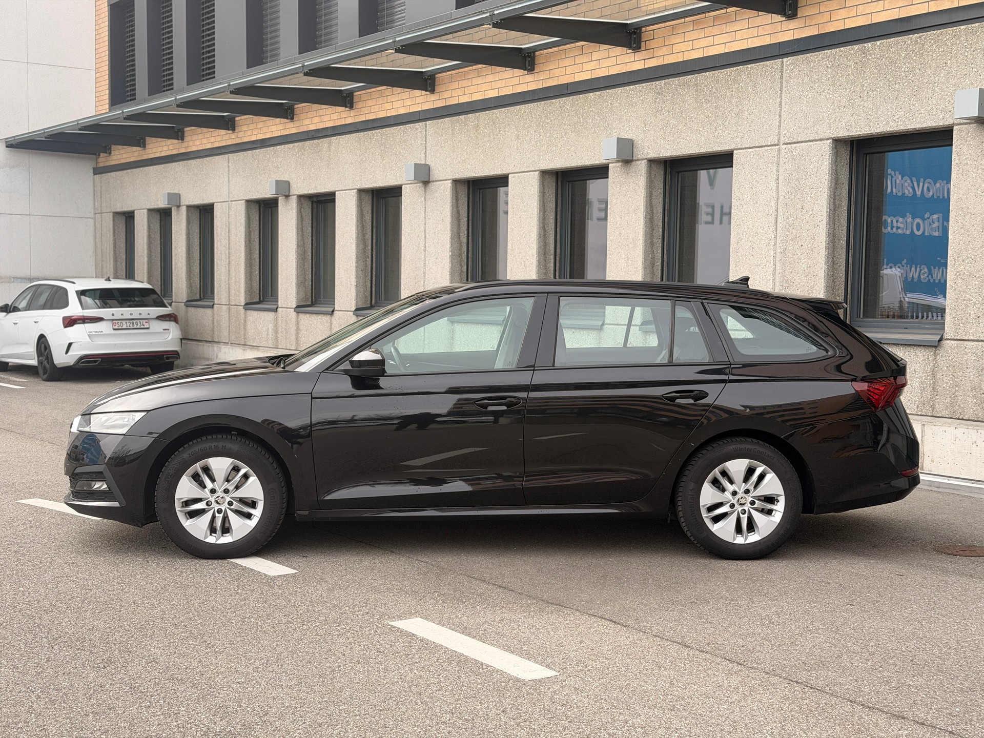 SKODA Octavia Combi 2.0 TDI DSG Ambition 4x4-image-1