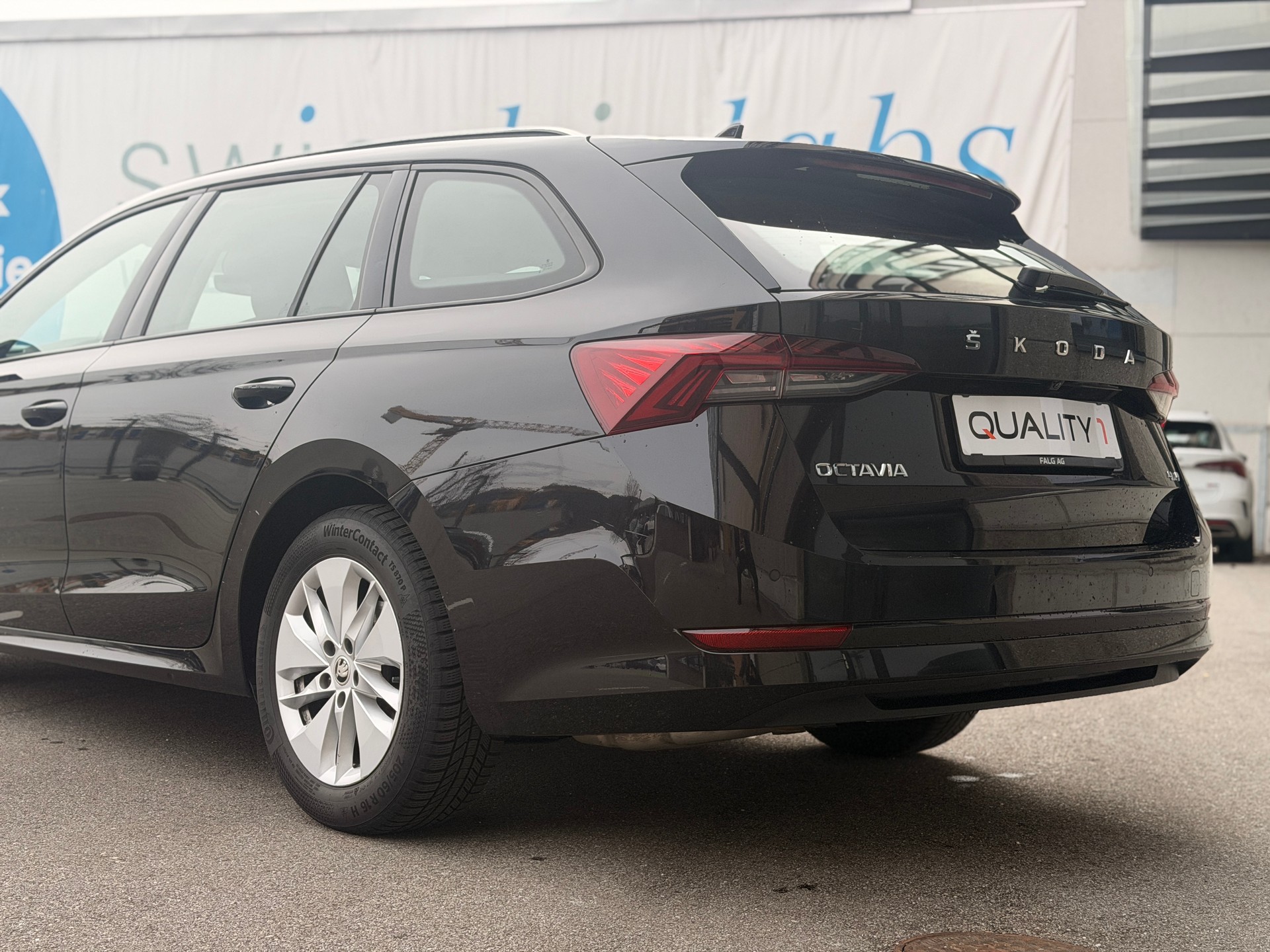 SKODA Octavia Combi 2.0 TDI DSG Ambition 4x4-image-13