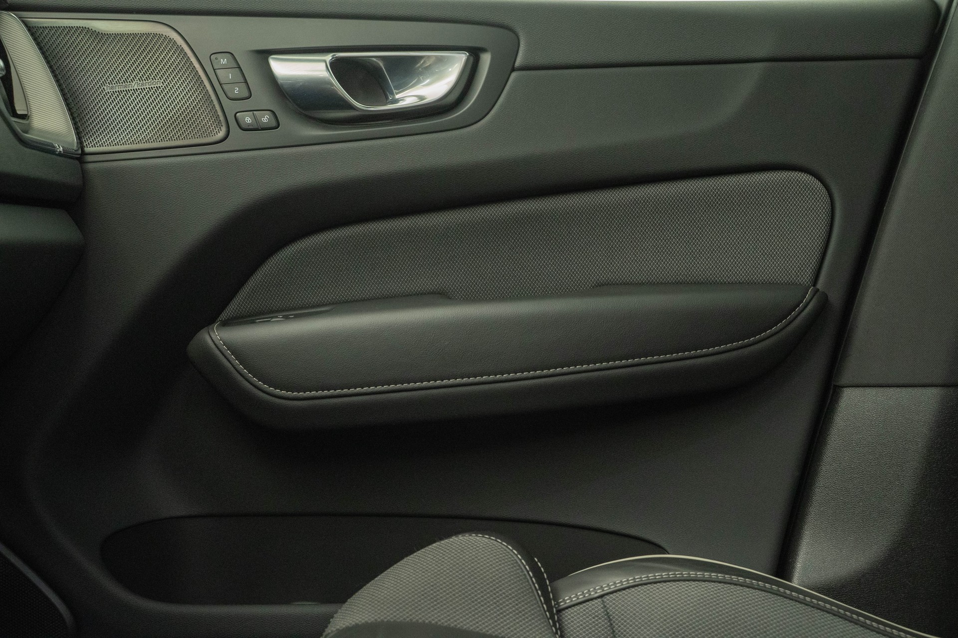 VOLVO XC60 2.0 T6 TE Ultimate Dark eAWD-image-13