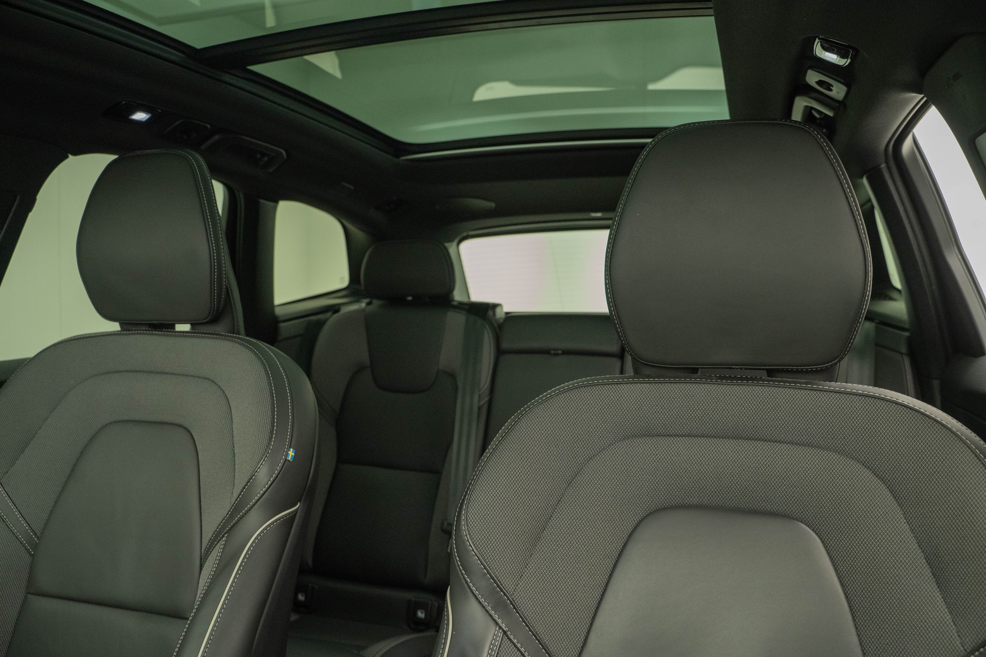 VOLVO XC60 2.0 T6 TE Ultimate Dark eAWD-image-9