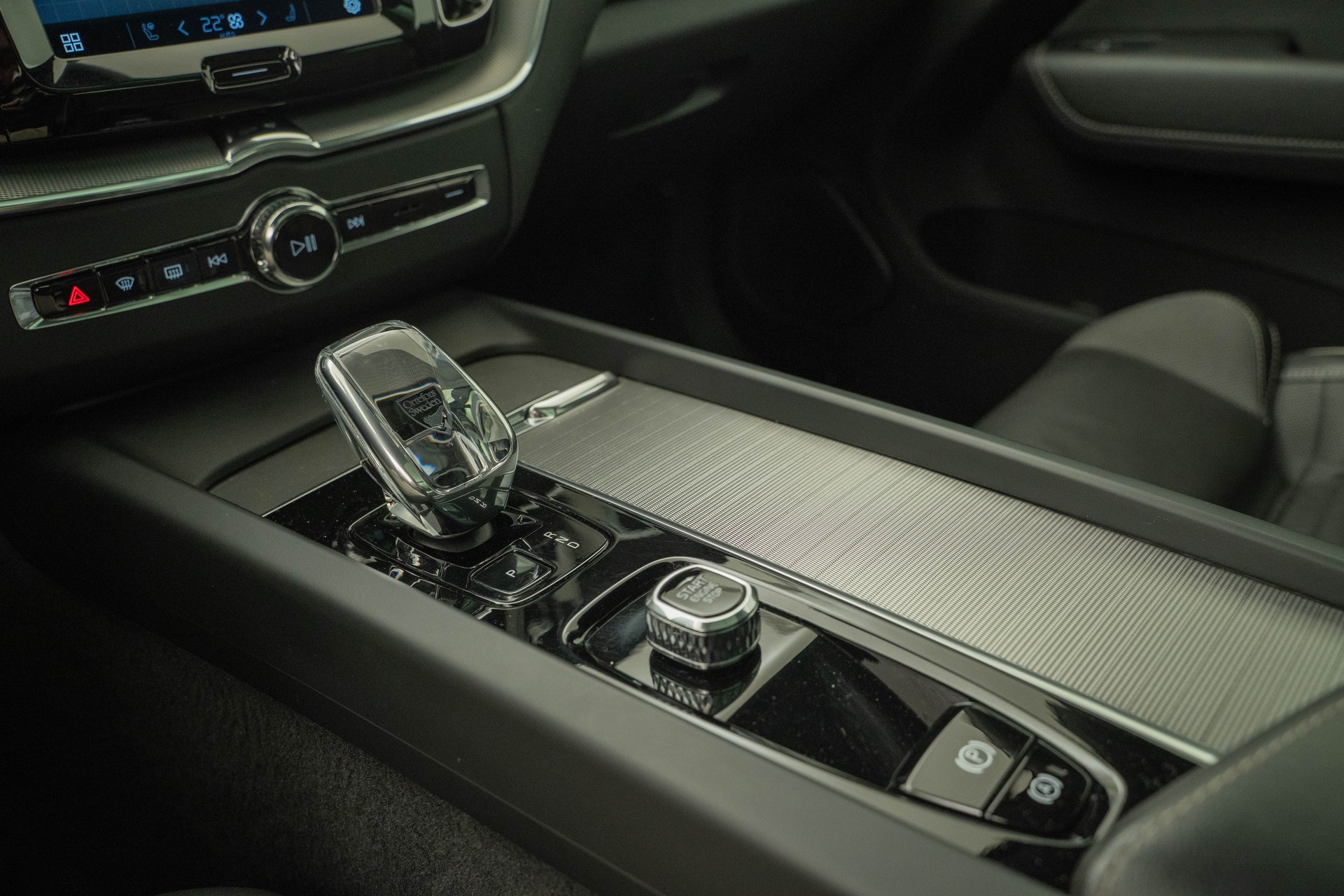 VOLVO XC60 2.0 T6 TE Ultimate Dark eAWD-image-11