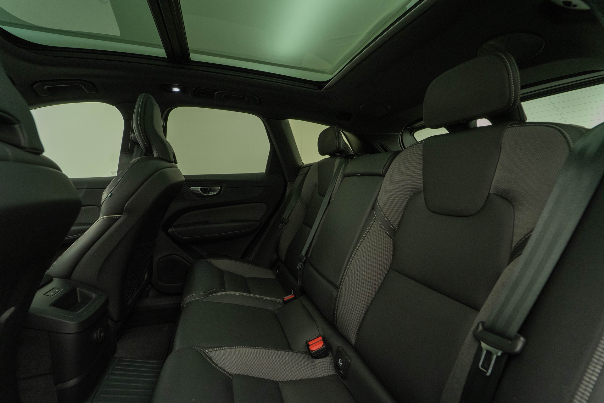 VOLVO XC60 2.0 T6 TE Ultimate Dark eAWD-image-8