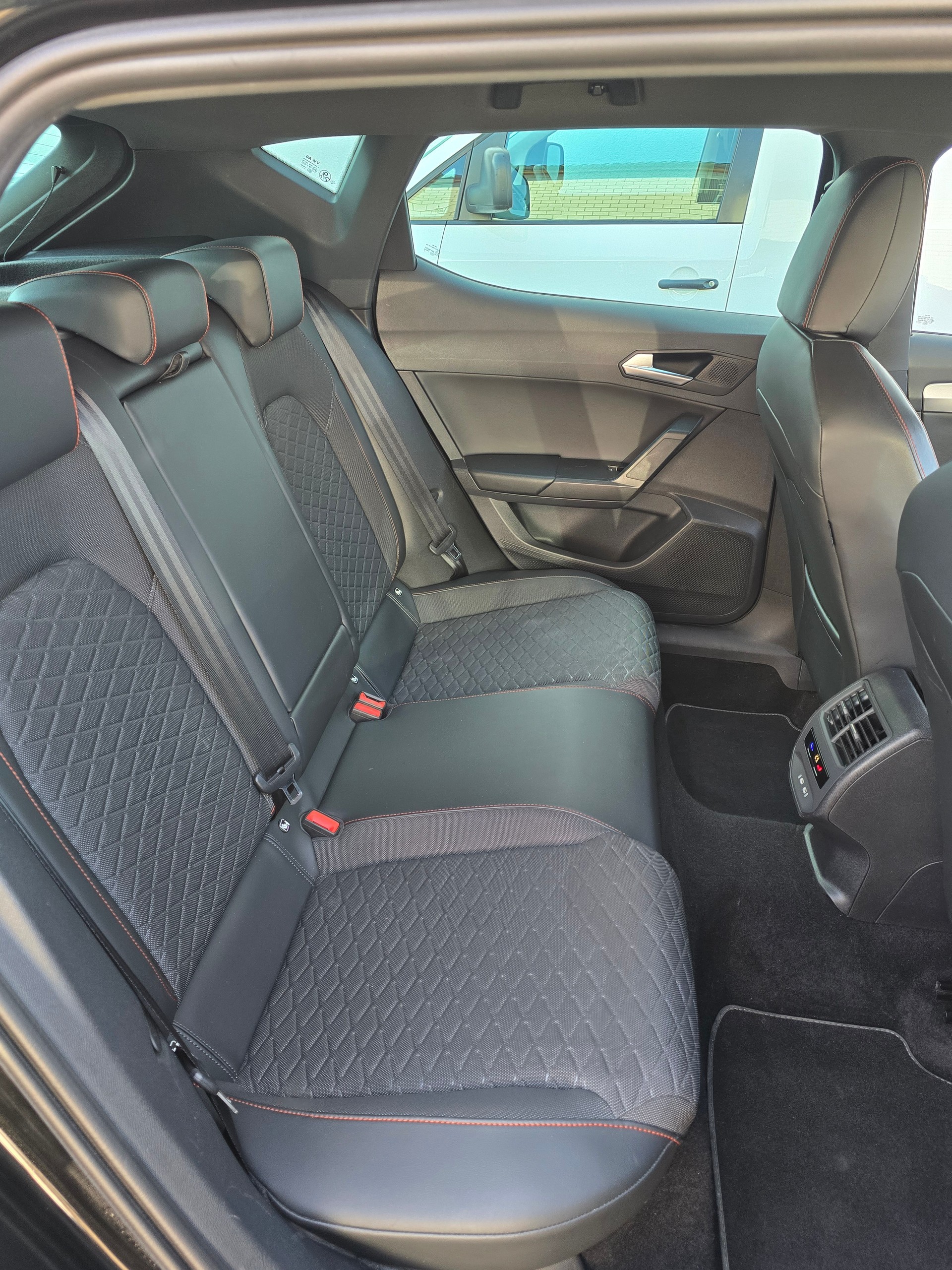 SEAT Leon 1.5 eTSI mHEV DSG FR-image-18