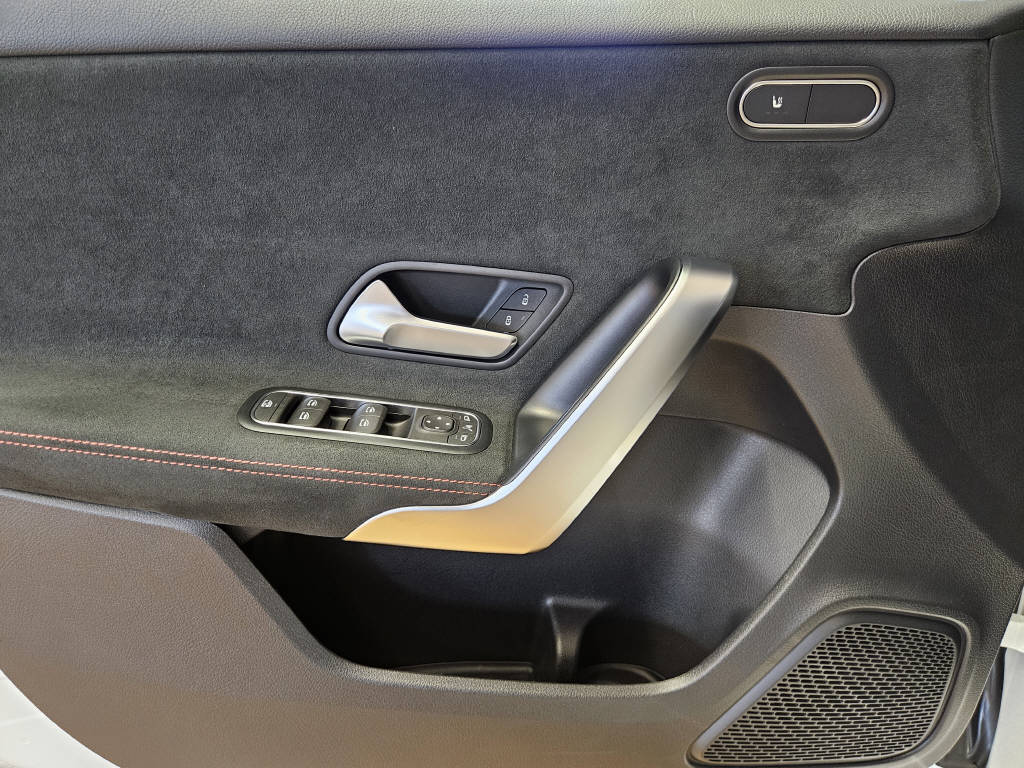 MERCEDES-BENZ A 200 AMG Line-image-8