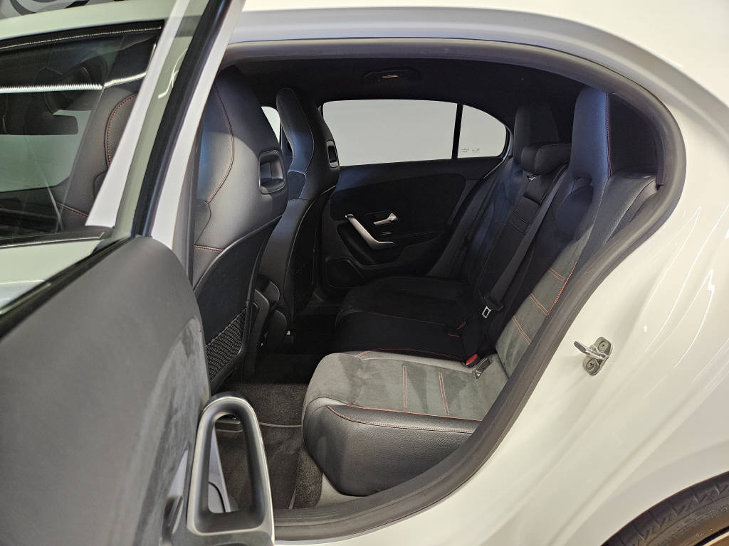 MERCEDES-BENZ A 200 AMG Line-image-12