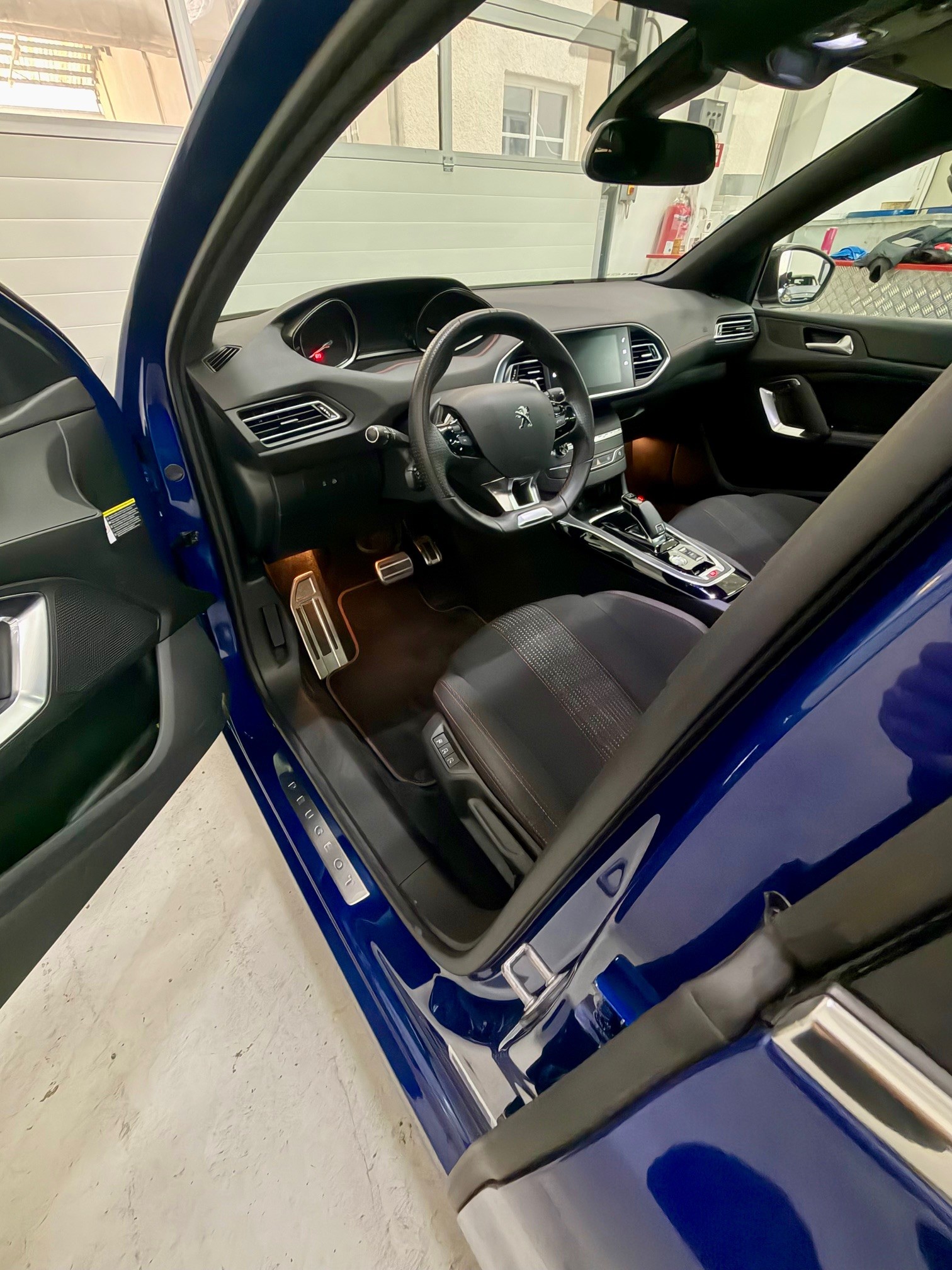 PEUGEOT 308 1.2 Pure Tech GT Line EAT8-image-10