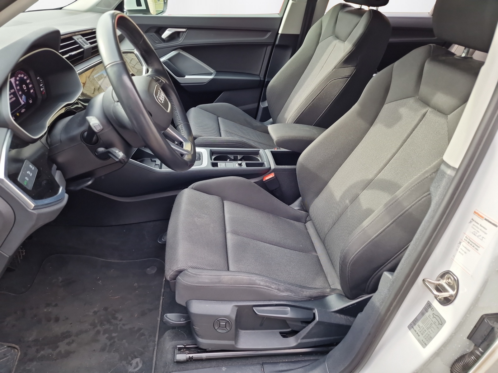 AUDI Q3 35 TDI Attraction quattro S-tronic-image-9