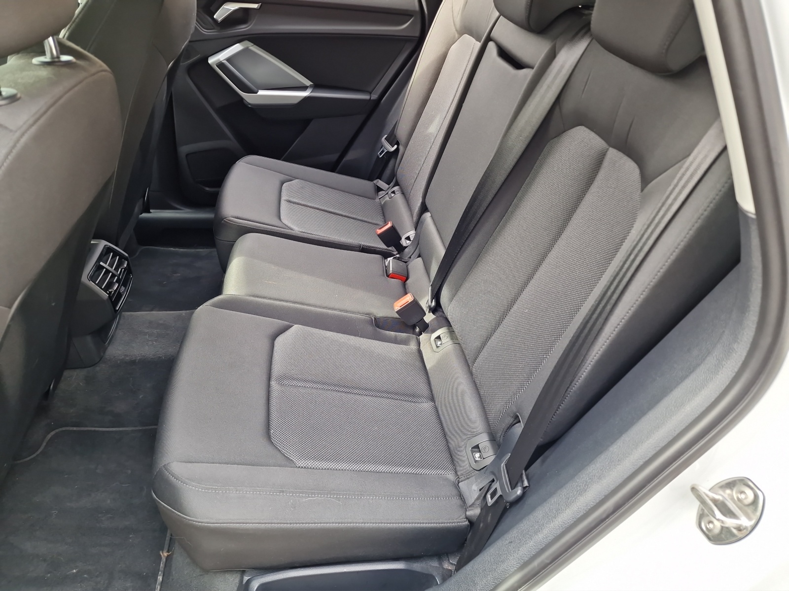 AUDI Q3 35 TDI Attraction quattro S-tronic-image-10