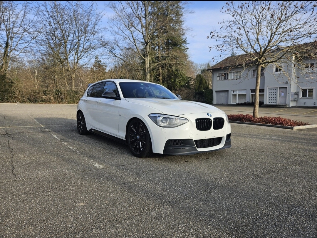 BMW M135i xDrive Steptronic-image-0