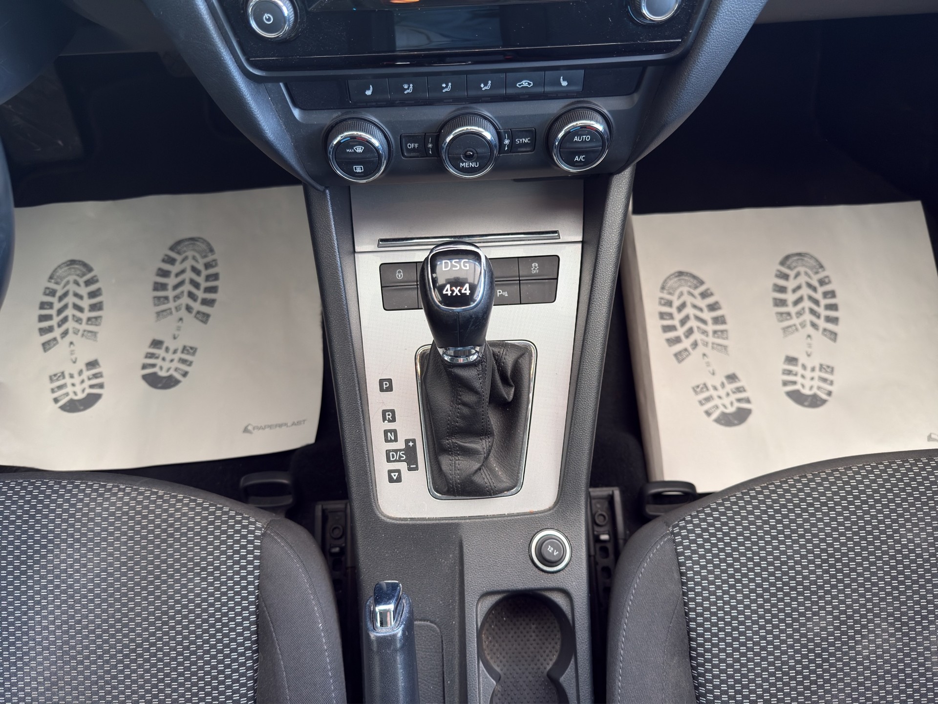 SKODA Octavia Combi 2.0 TDI Ambition 4x4 DSG-image-10