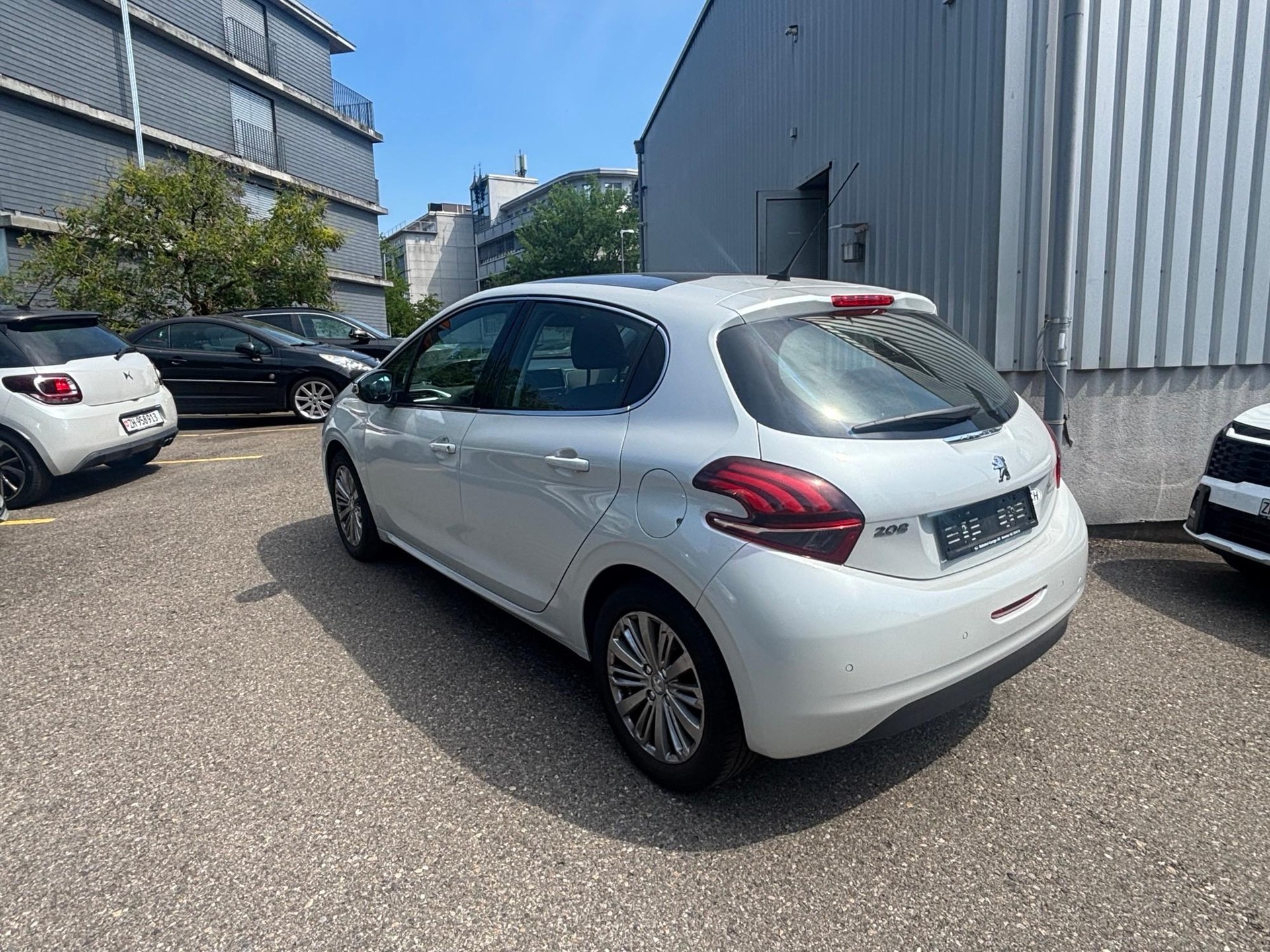 PEUGEOT 208 1.2 PureTech Allure S/S-image-4
