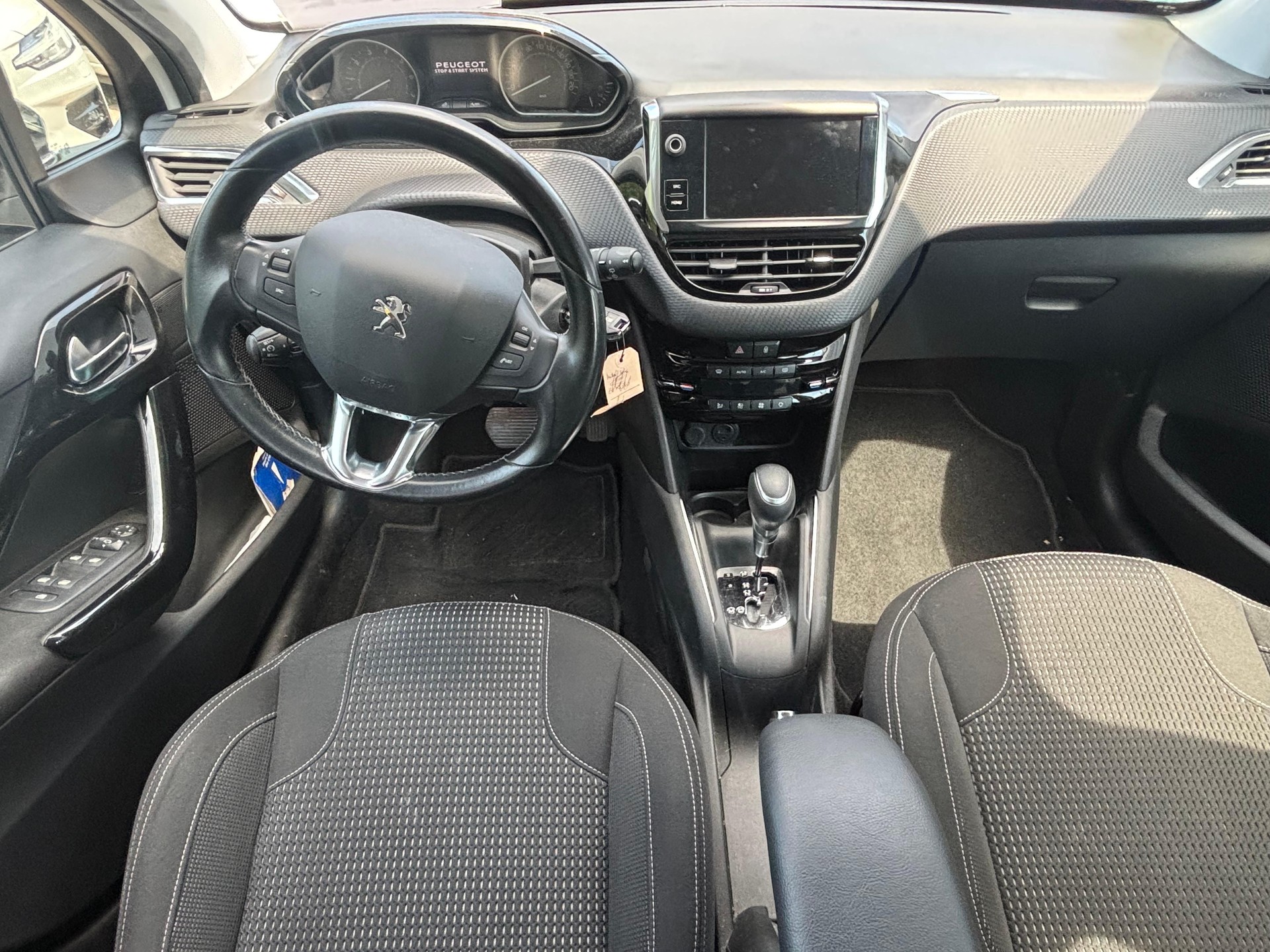 PEUGEOT 208 1.2 PureTech Allure S/S-image-6