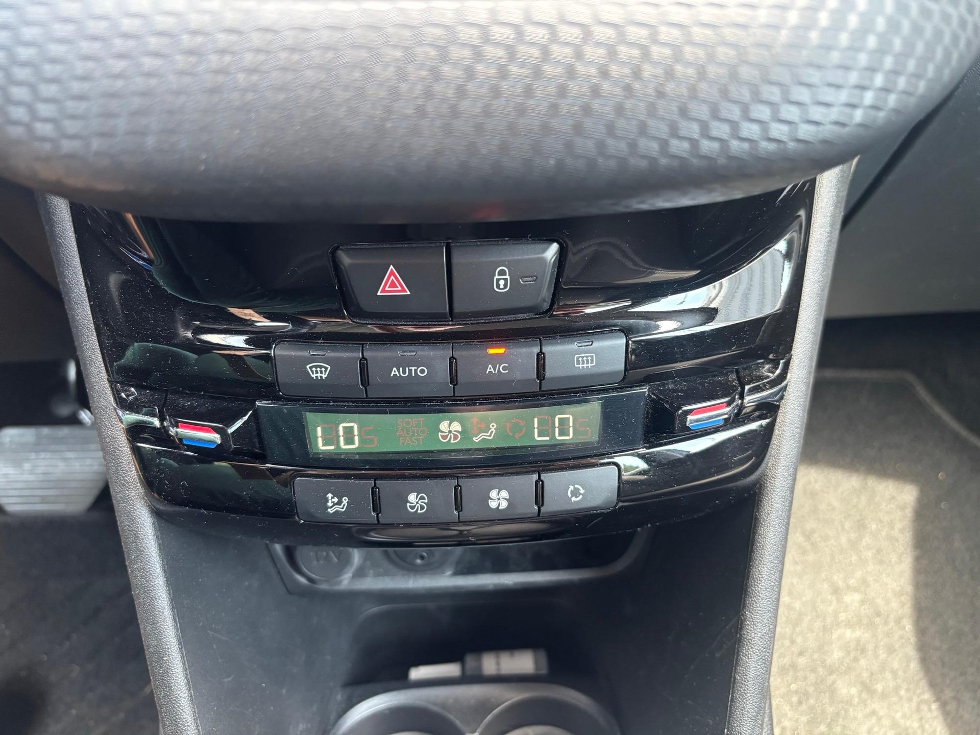 PEUGEOT 208 1.2 PureTech Allure S/S-image-11