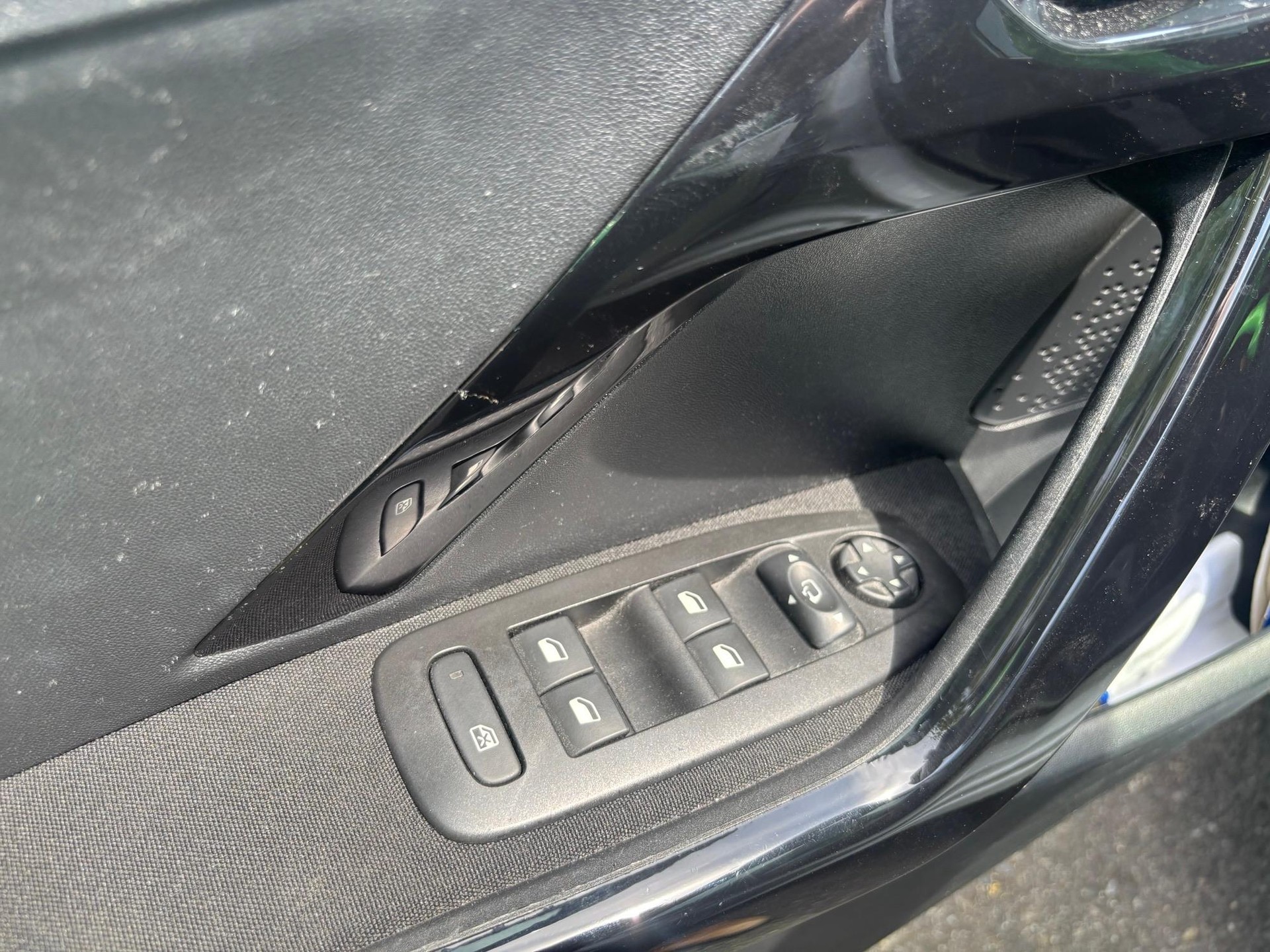 PEUGEOT 208 1.2 PureTech Allure S/S-image-12