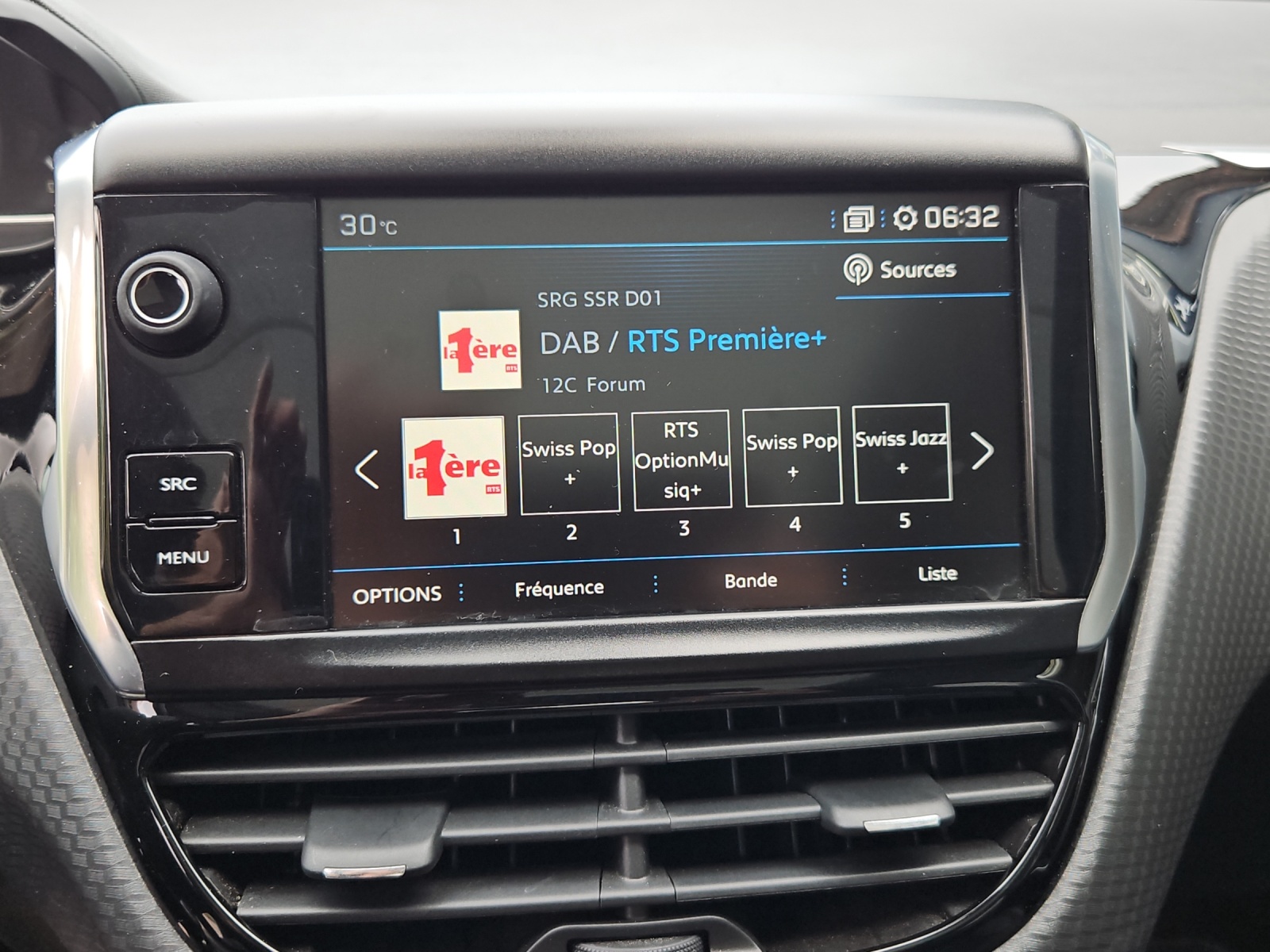 PEUGEOT 2008 1.2 PureTech Allure EAT6-image-17