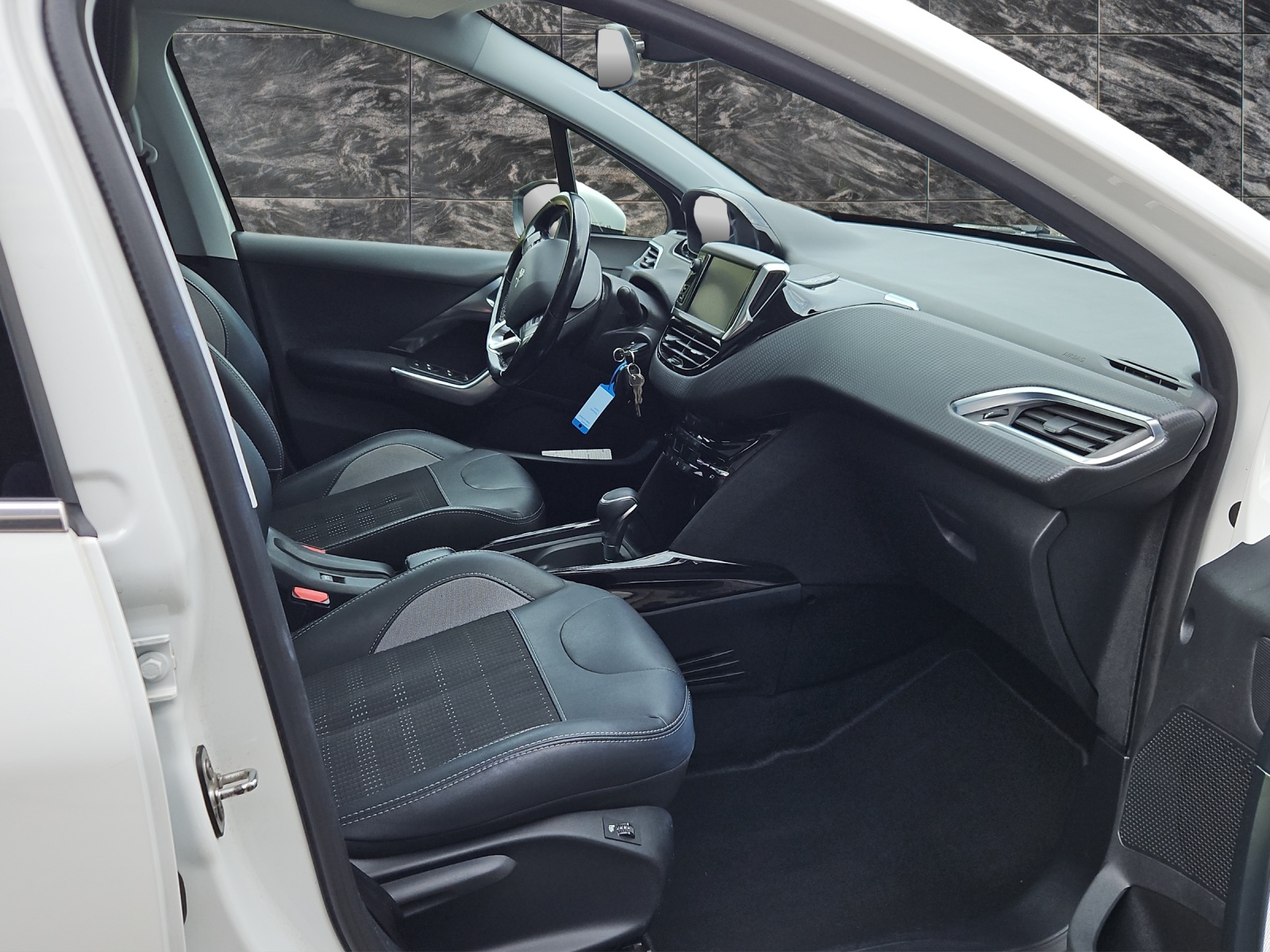 PEUGEOT 2008 1.2 PureTech Allure EAT6-image-11