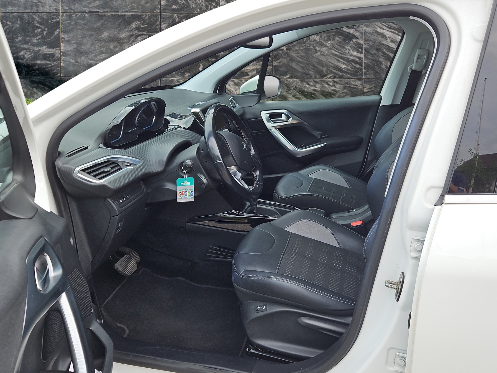 PEUGEOT 2008 1.2 PureTech Allure EAT6-image-9