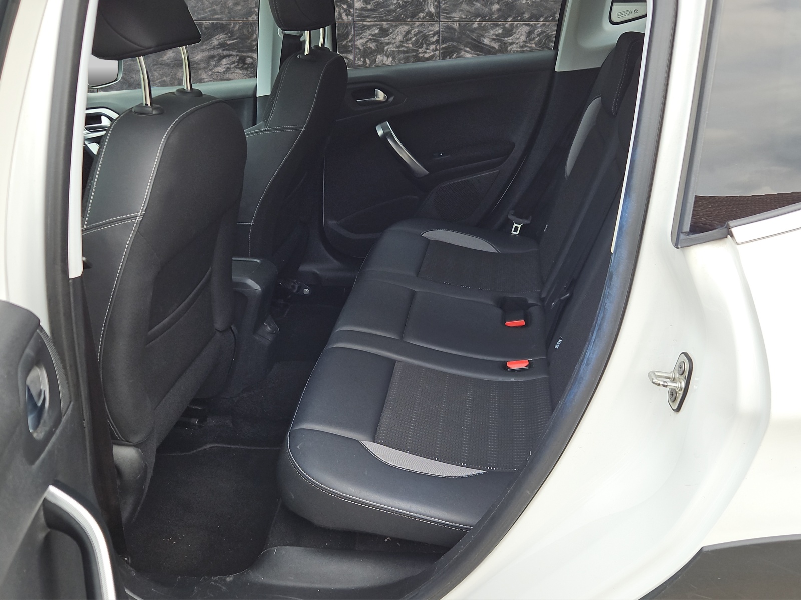 PEUGEOT 2008 1.2 PureTech Allure EAT6-image-10