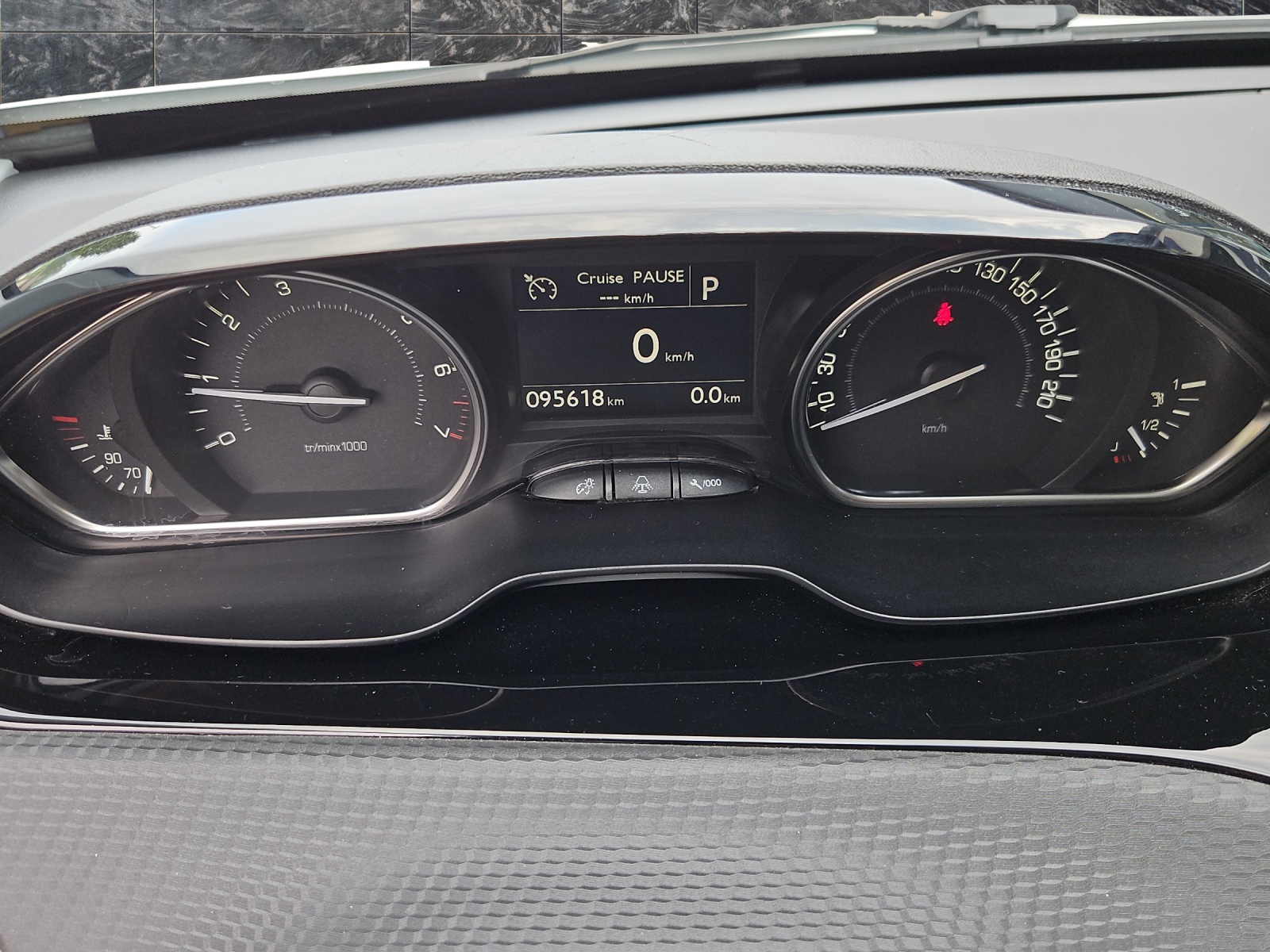 PEUGEOT 2008 1.2 PureTech Allure EAT6-image-14