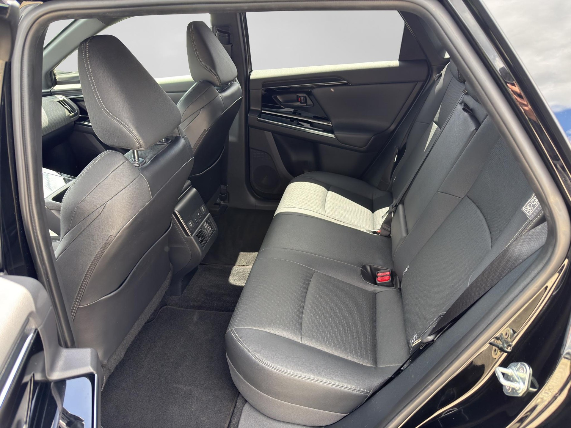 TOYOTA bZ4X Premium AWD-image-5