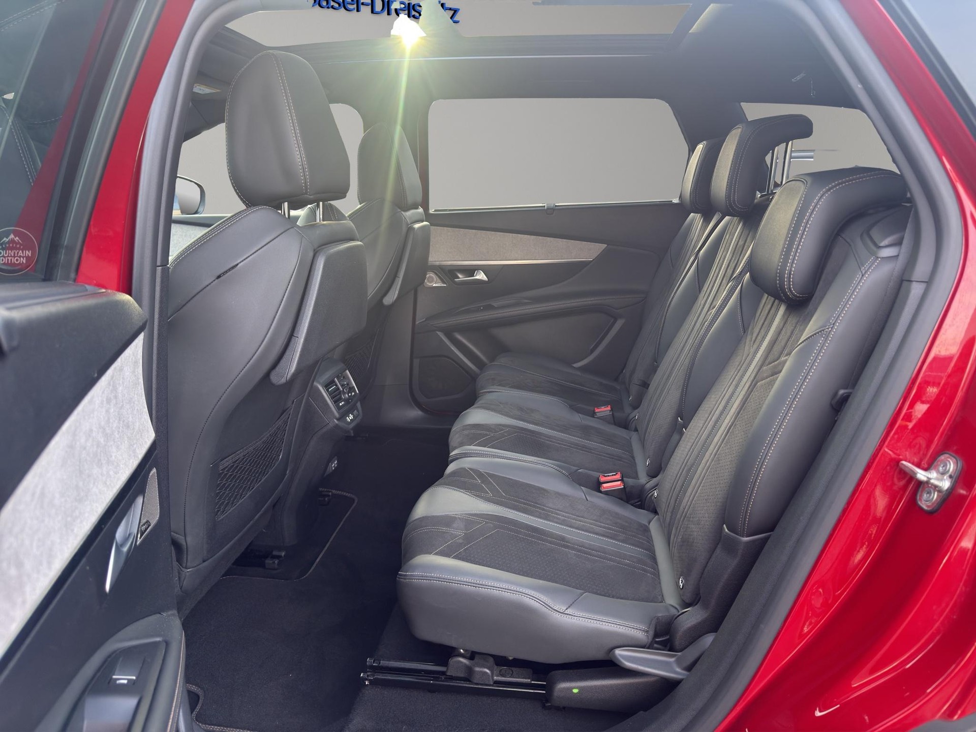 PEUGEOT 5008 1.6 PureTech GT Pack-image-7