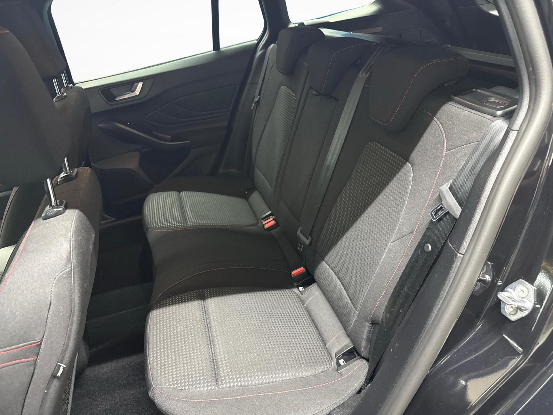 FORD Focus Station Wagon 1.0i EcoB Hybrid 125 ST-Line X-image-11