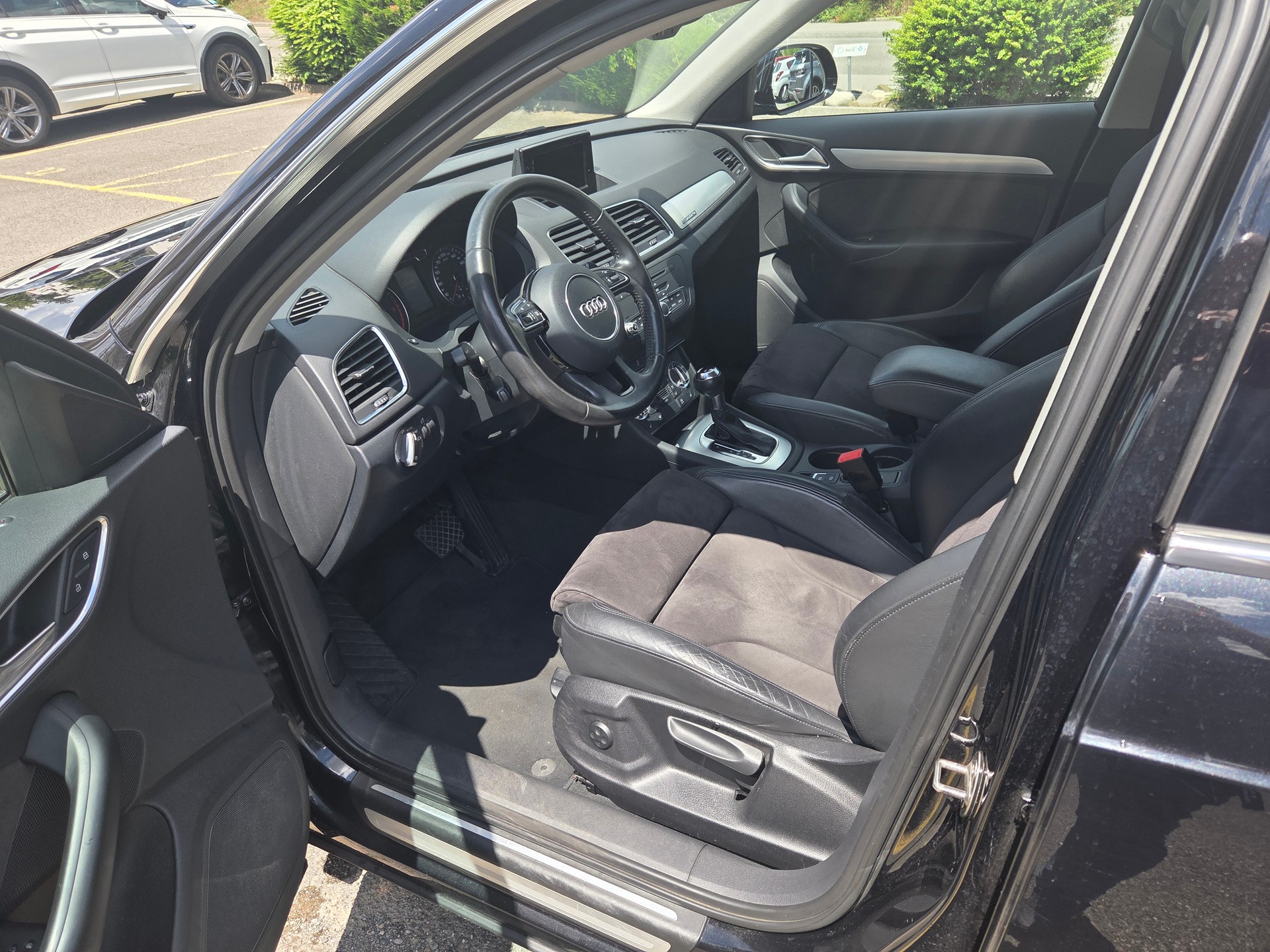 AUDI Q3 2.0 TDI quattro S-tronic-image-8