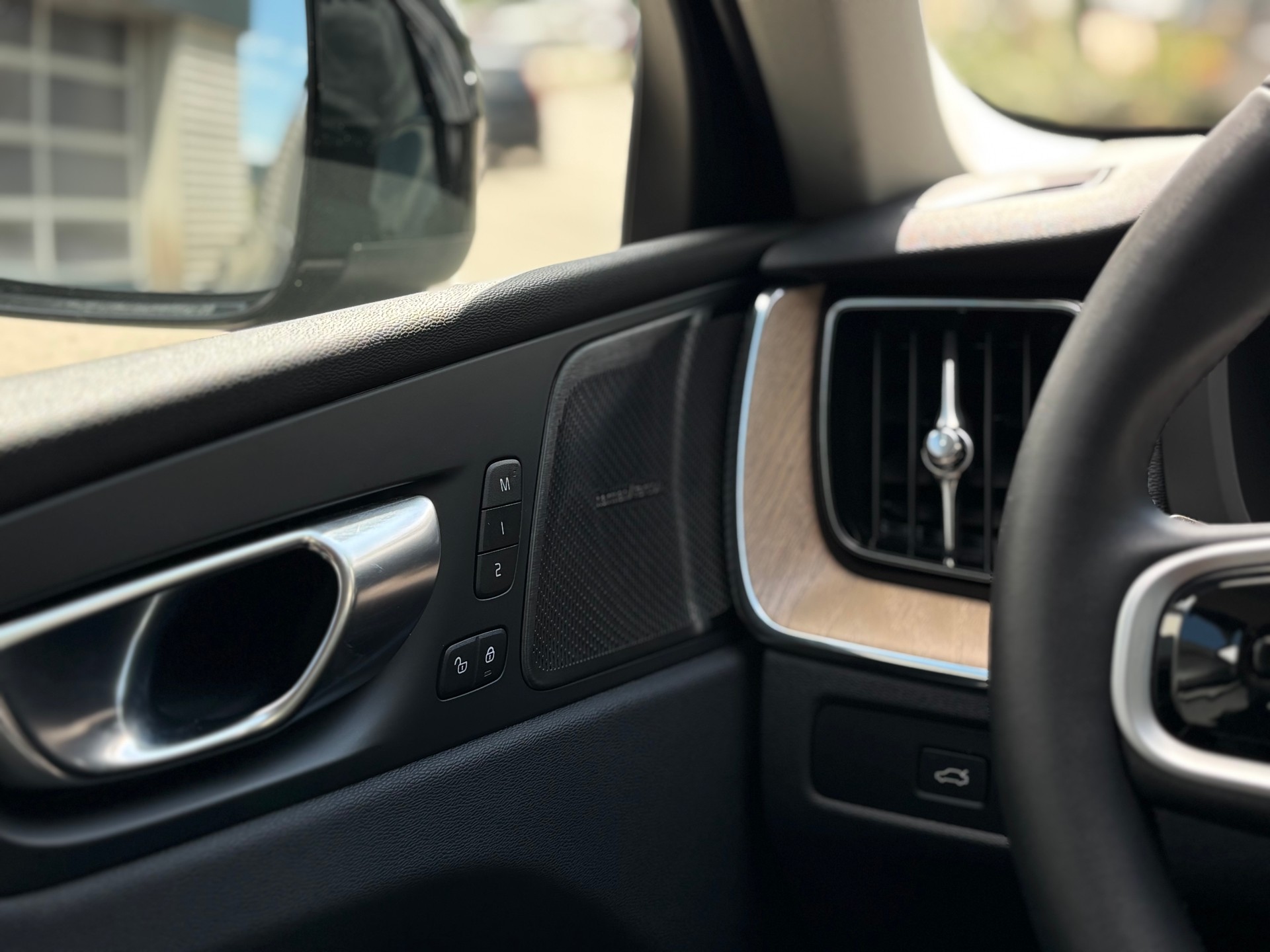 VOLVO XC60 2.0 B5 MH Plus Dark AWD-image-16