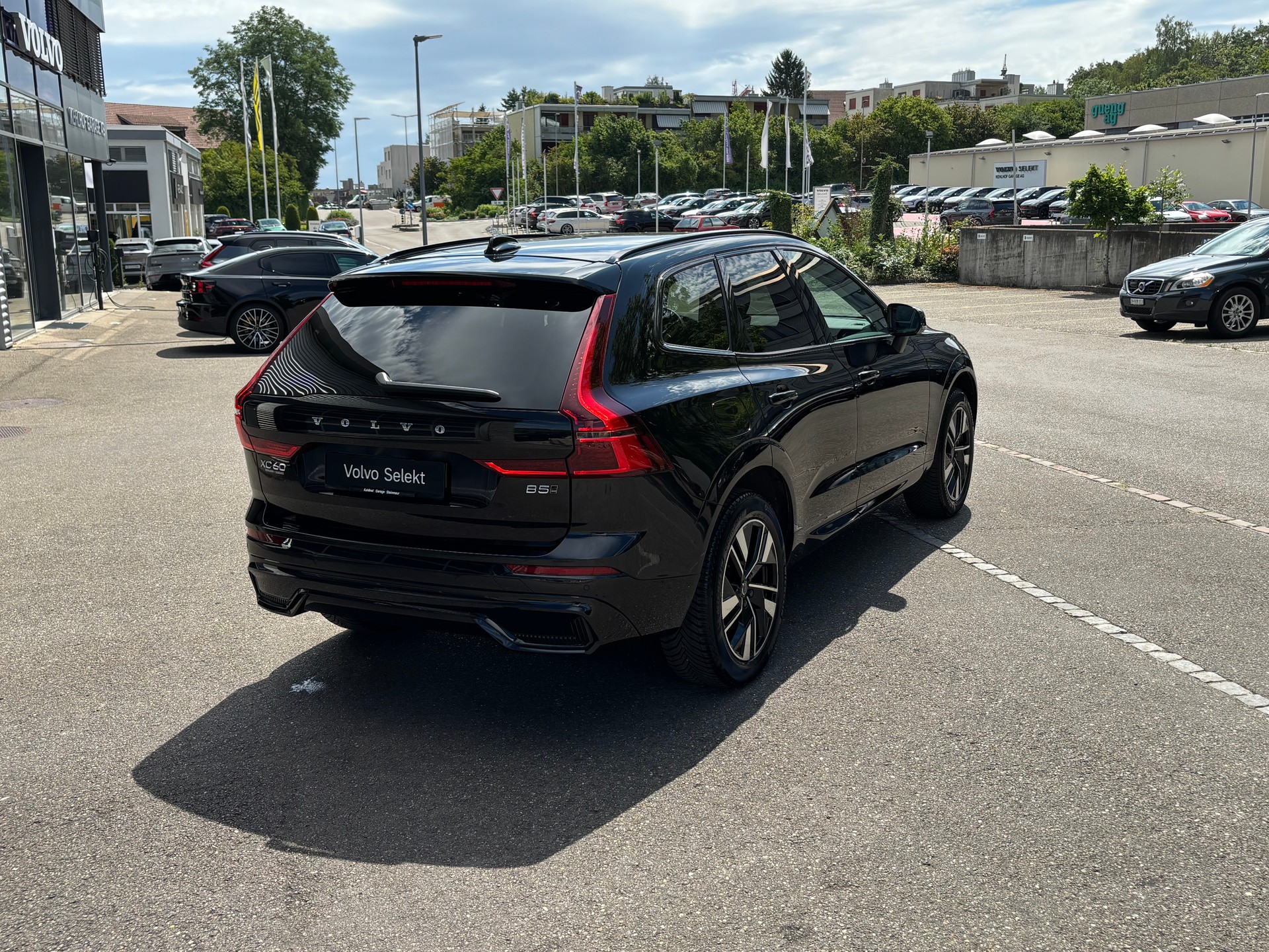 VOLVO XC60 2.0 B5 MH Plus Dark AWD-image-5
