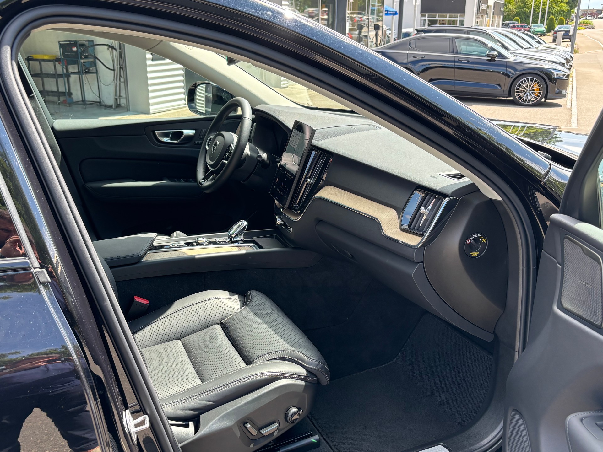 VOLVO XC60 2.0 B5 MH Plus Dark AWD-image-6
