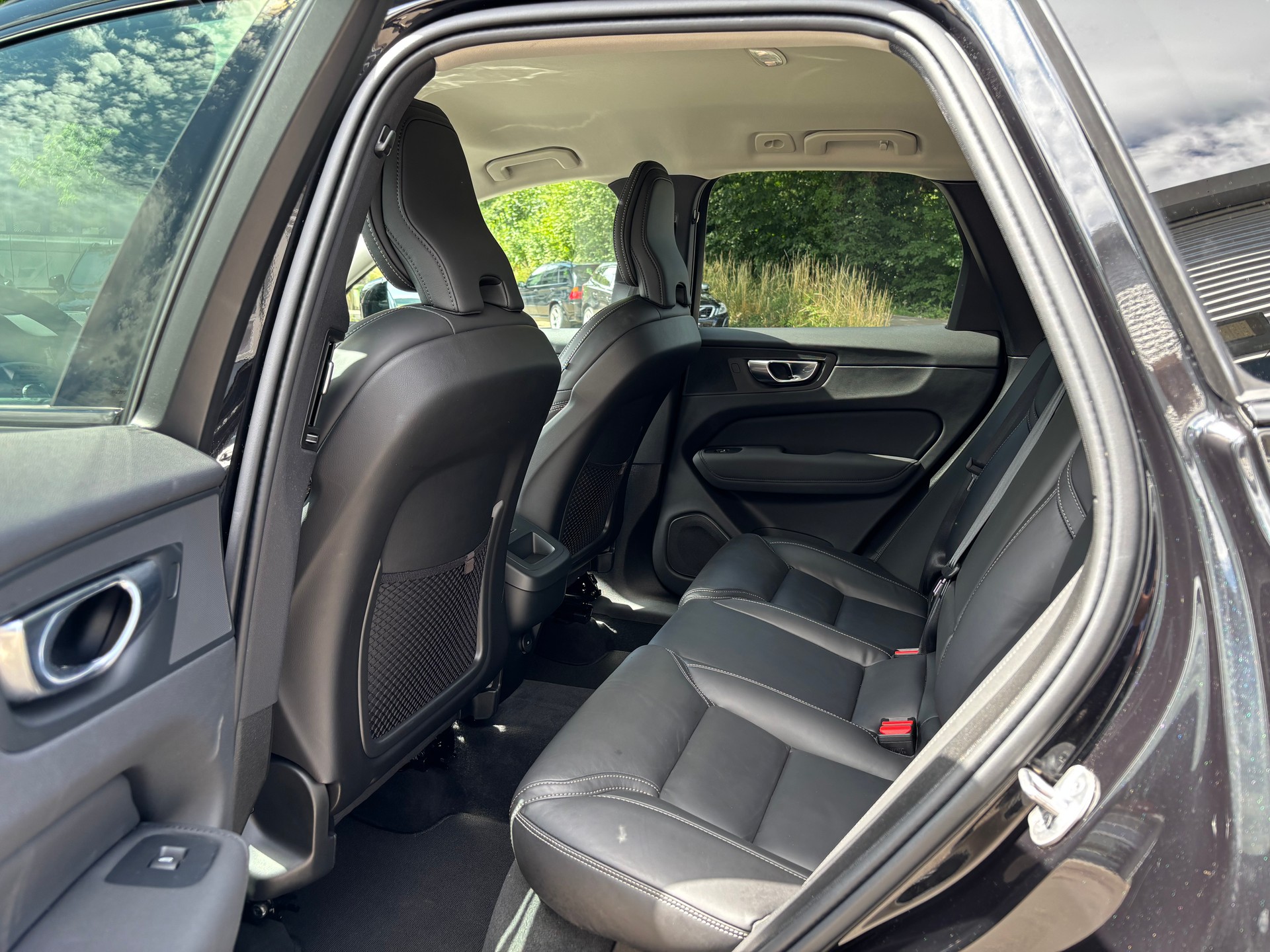 VOLVO XC60 2.0 B5 MH Plus Dark AWD-image-11