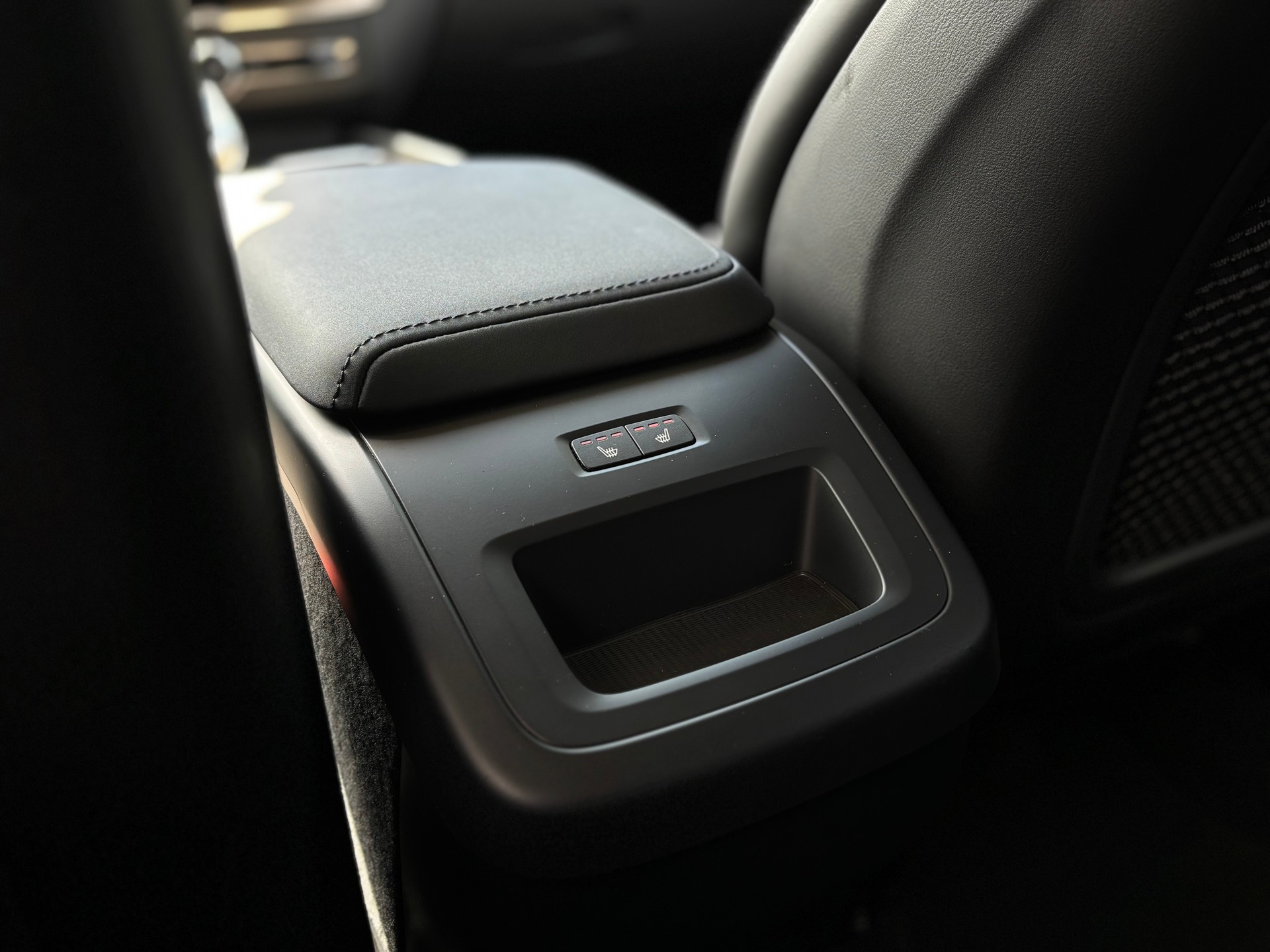 VOLVO XC60 2.0 B5 MH Plus Dark AWD-image-12