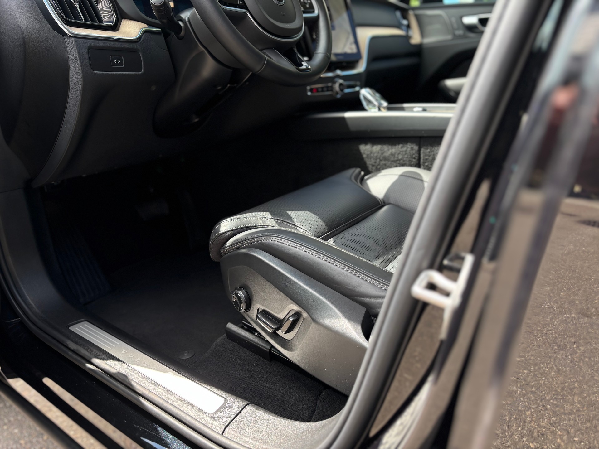 VOLVO XC60 2.0 B5 MH Plus Dark AWD-image-17