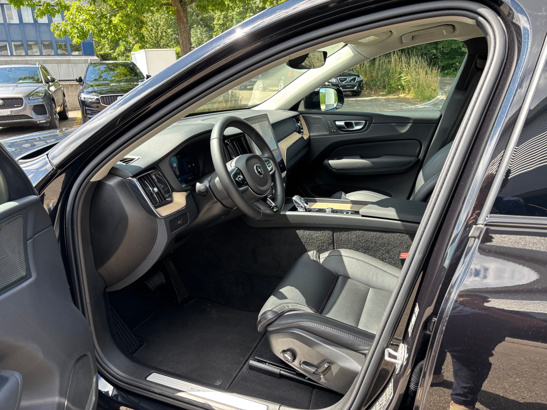 VOLVO XC60 2.0 B5 MH Plus Dark AWD-image-2