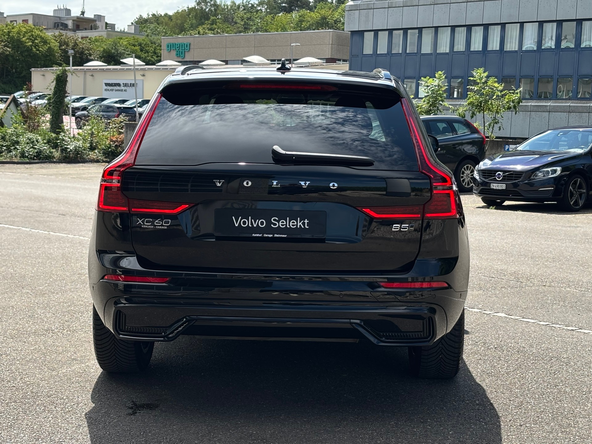 VOLVO XC60 2.0 B5 MH Plus Dark AWD-image-8